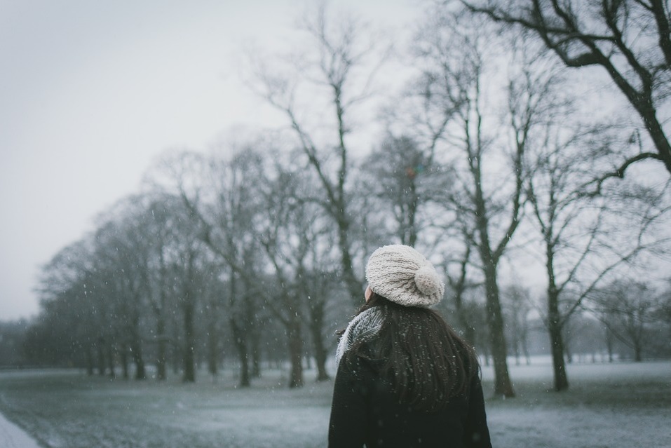 Foto mujer joven paseando en invierno