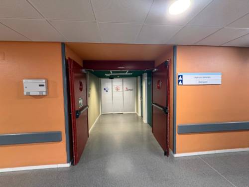 Uno de los accesos desde el interior del hospital a Urgencias, que ahora requerirá acreditación para los profesionales