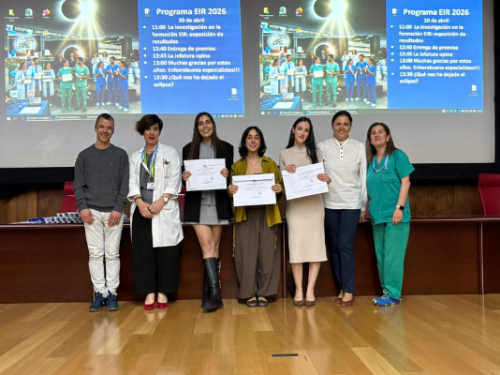 Los premiados con las directoras de Enfermería y responsables del Colegio de Enfermeria