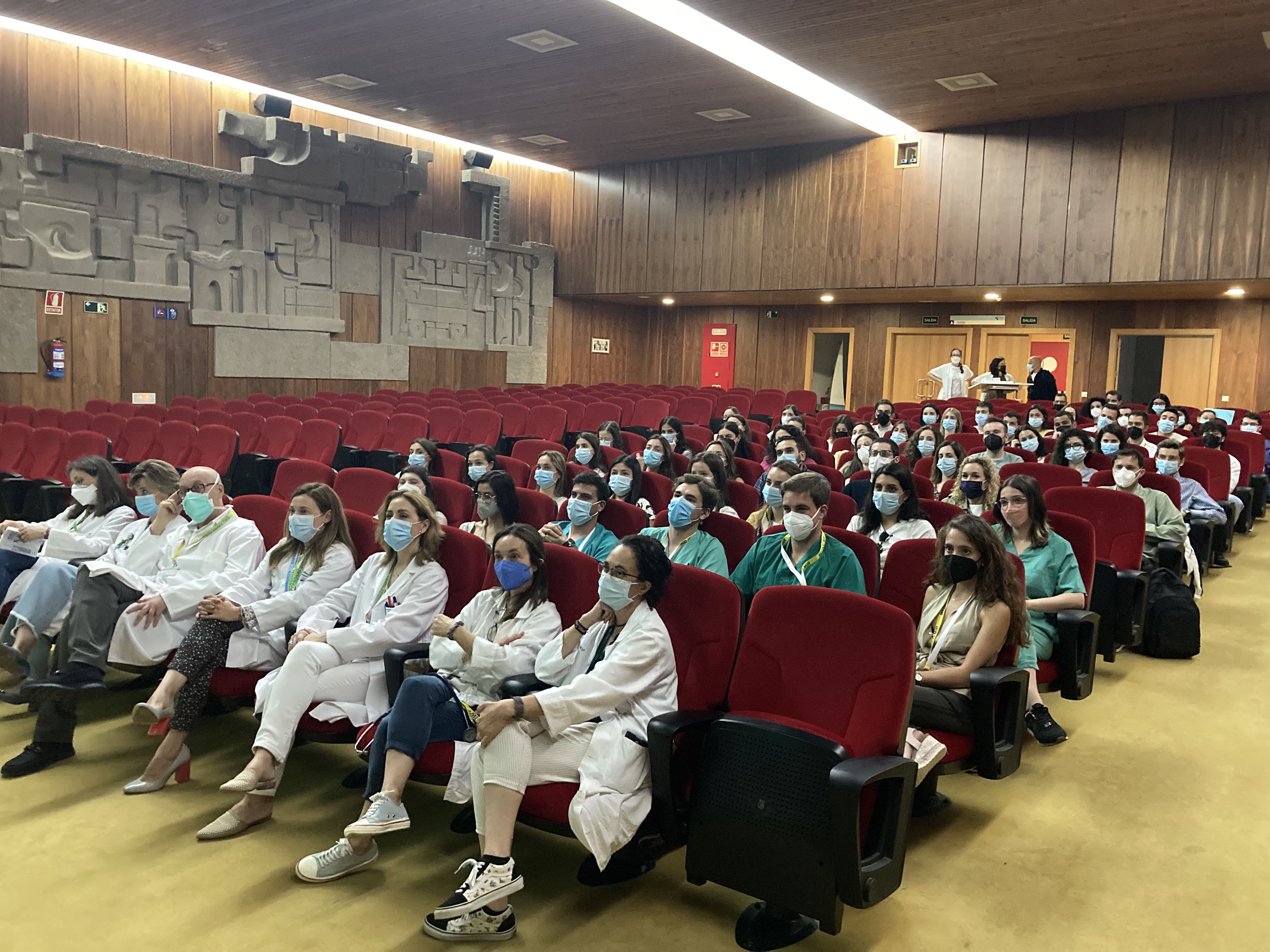 El equipo directivo, en la primera fila, seguido de los residentes