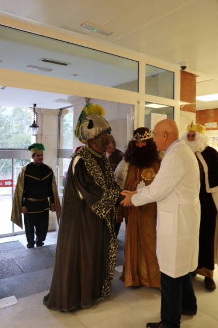 Los Reyes saludaron a los responsables médicos, quienes les recibieron