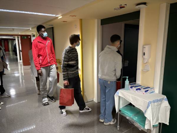 Los jugadores, entrando en las habitaciones