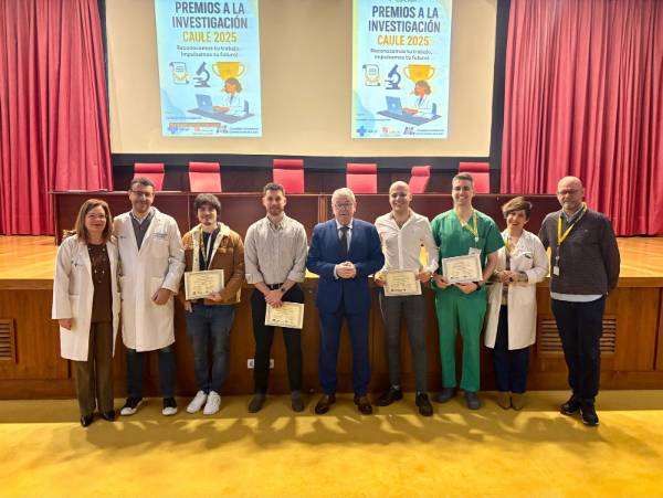 Imagen de grupo de los premiados con miembros de la comisión y de la Dirección