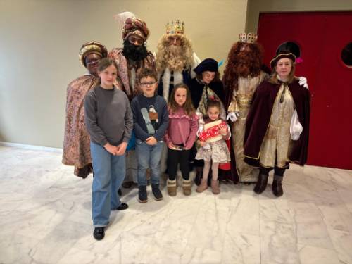 Los Reyes y los ganadores del concurso de Postales