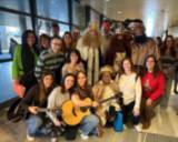 Los reyes y el coro que amenizó su llegada