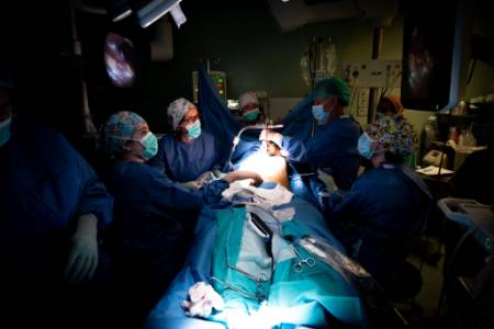 El equipo de cirugía pediátrica formado por la Dra. Rodríguez, Dra. Rosell y Dr. Arredondo con la colaboración del Dr. Manuel López durante la cirugía