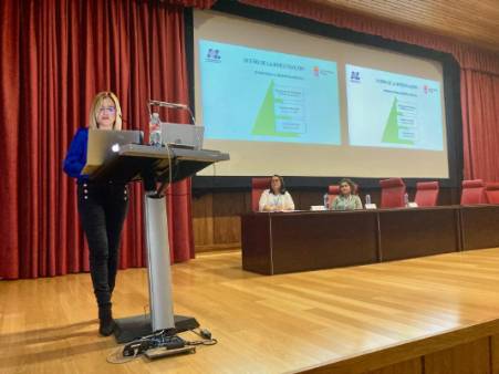 La subdirectora de Enfermería del CAULE Silvia Pérez abordó la evaluación de la competencia liderazgo para la gestora enfermera