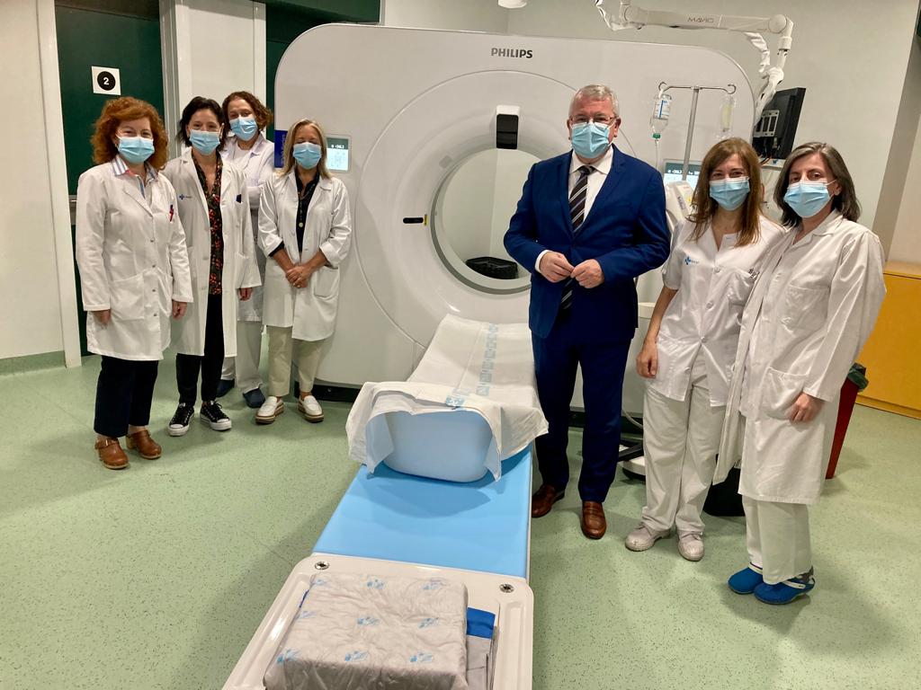 El gerente, la directora médica, responsables y técnicos de Radiología junto al TAC