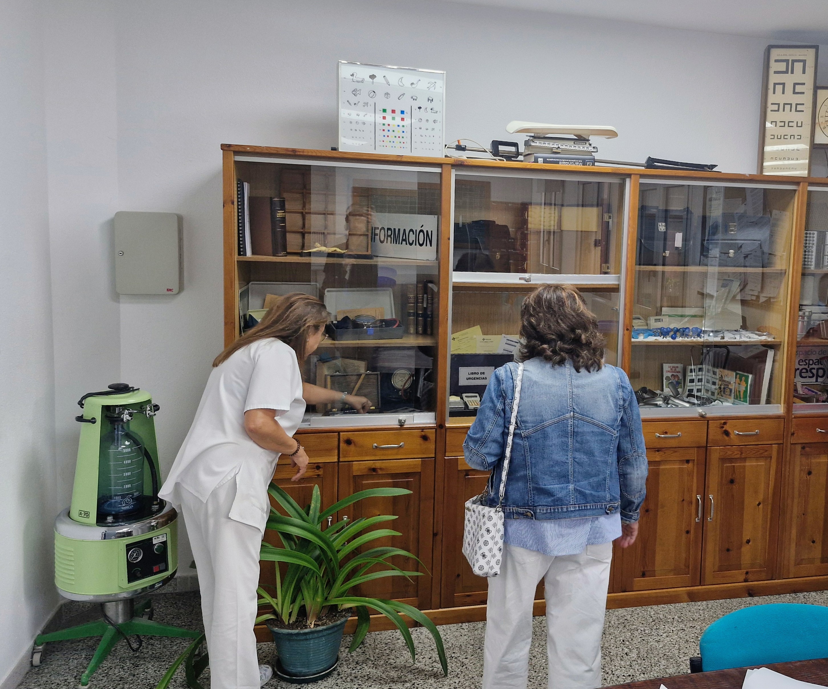 Museo con aparatos y utensilios antiguos en el Centro de Salud Ponferrada II (1)
