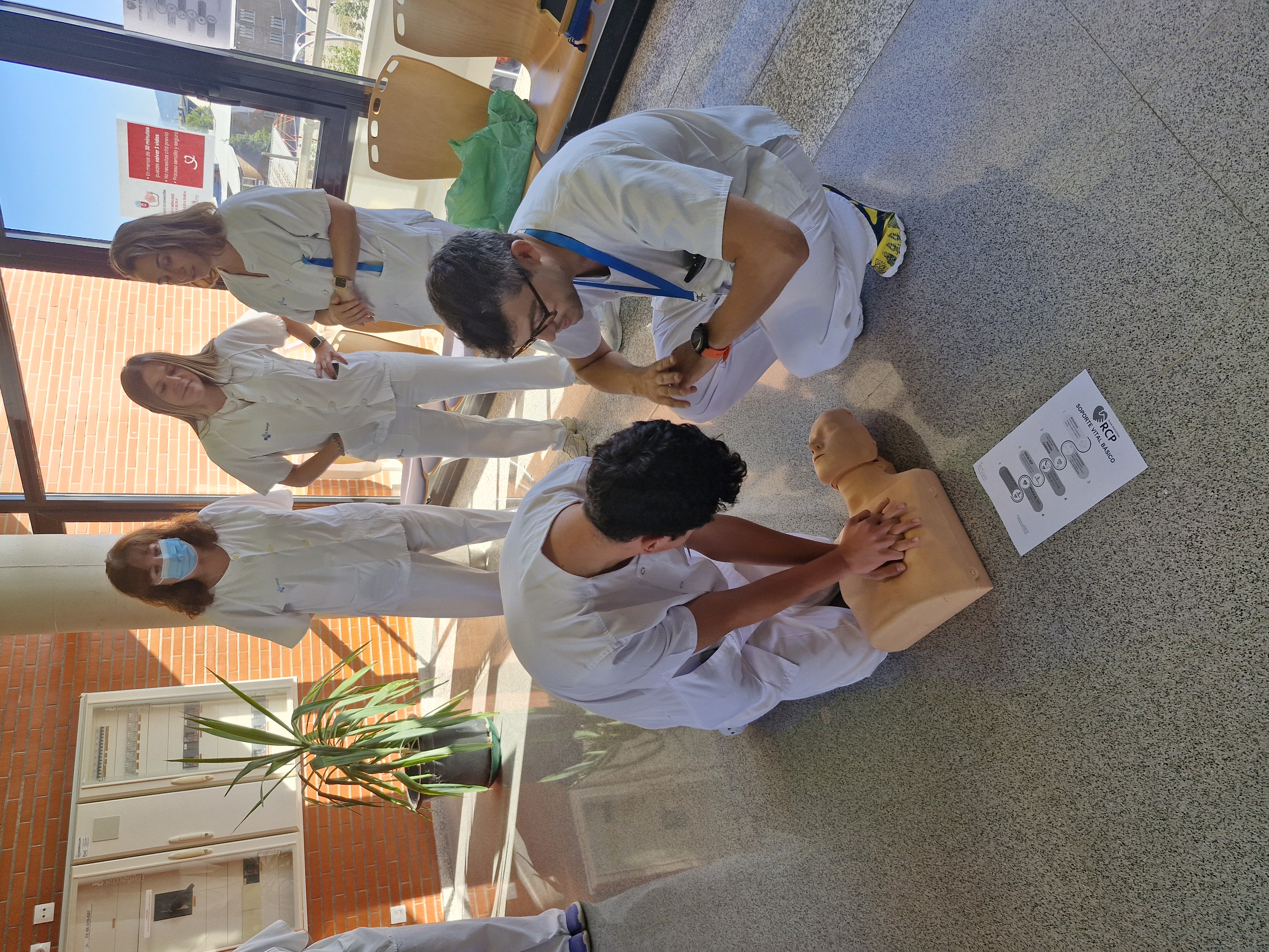 Taller de RCP en el Servicio de Cardiología del Hospital El Bierzo con motivo del Día Mundial de Concienciación ante la Parada Cardiaca (3)