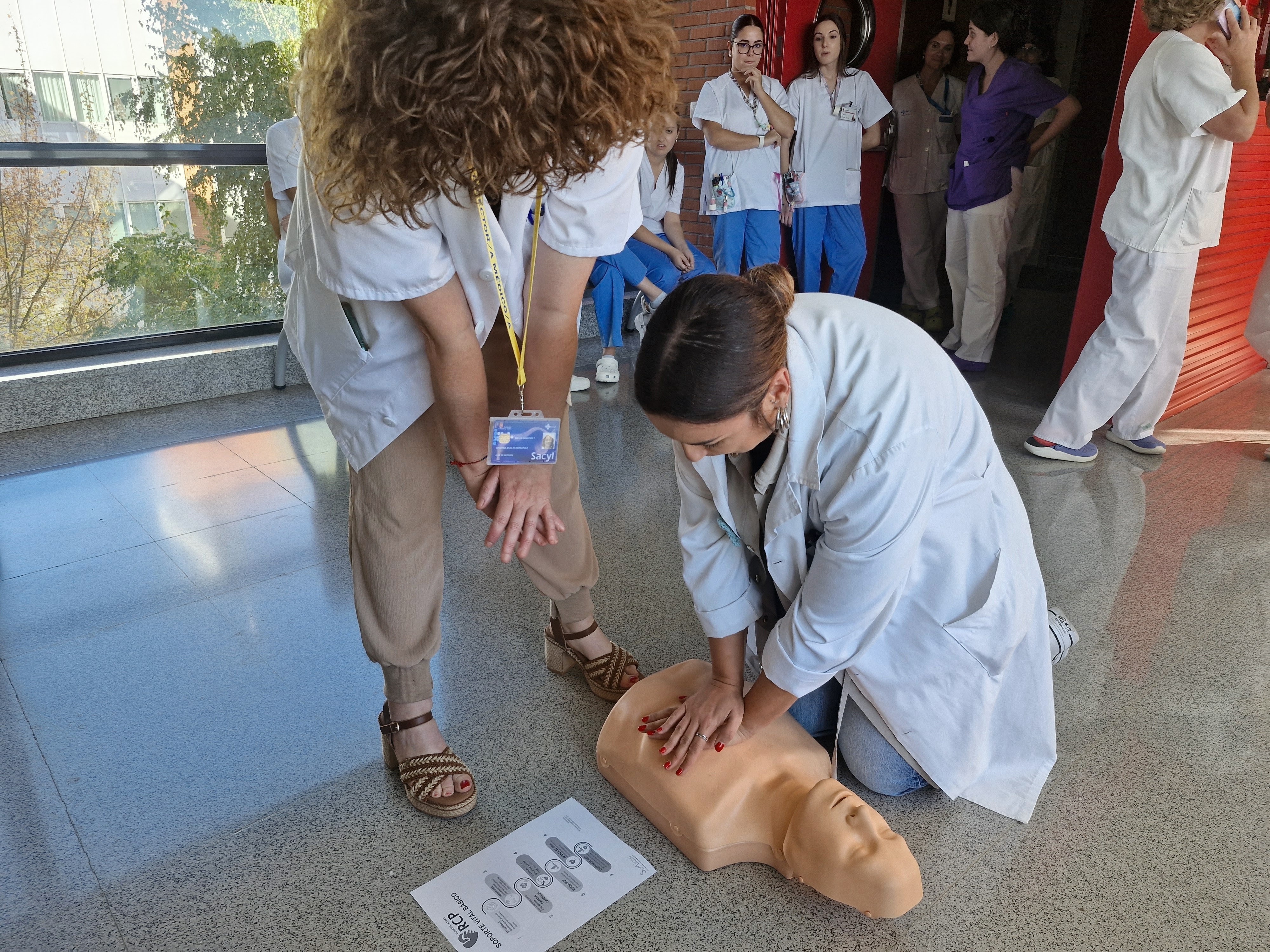 Taller de RCP en el Servicio de Cardiología del Hospital El Bierzo con motivo del Día Mundial de Concienciación ante la Parada Cardiaca (1)