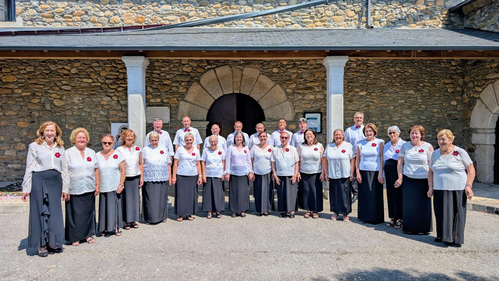 Foto de familia del coro Pin-Pin de Folgoso de la Ribera