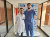 El jefe del Servicio de Urología de la Gasbi, Óscar Miranda y el residente Jorge Esteban (2)