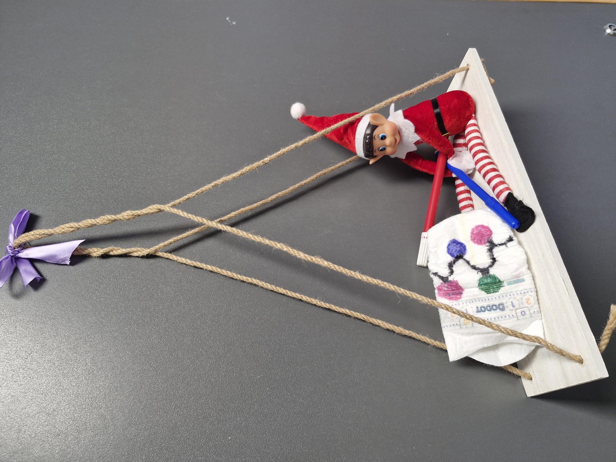 Un elfo columpiándose en la puerta de la habitación