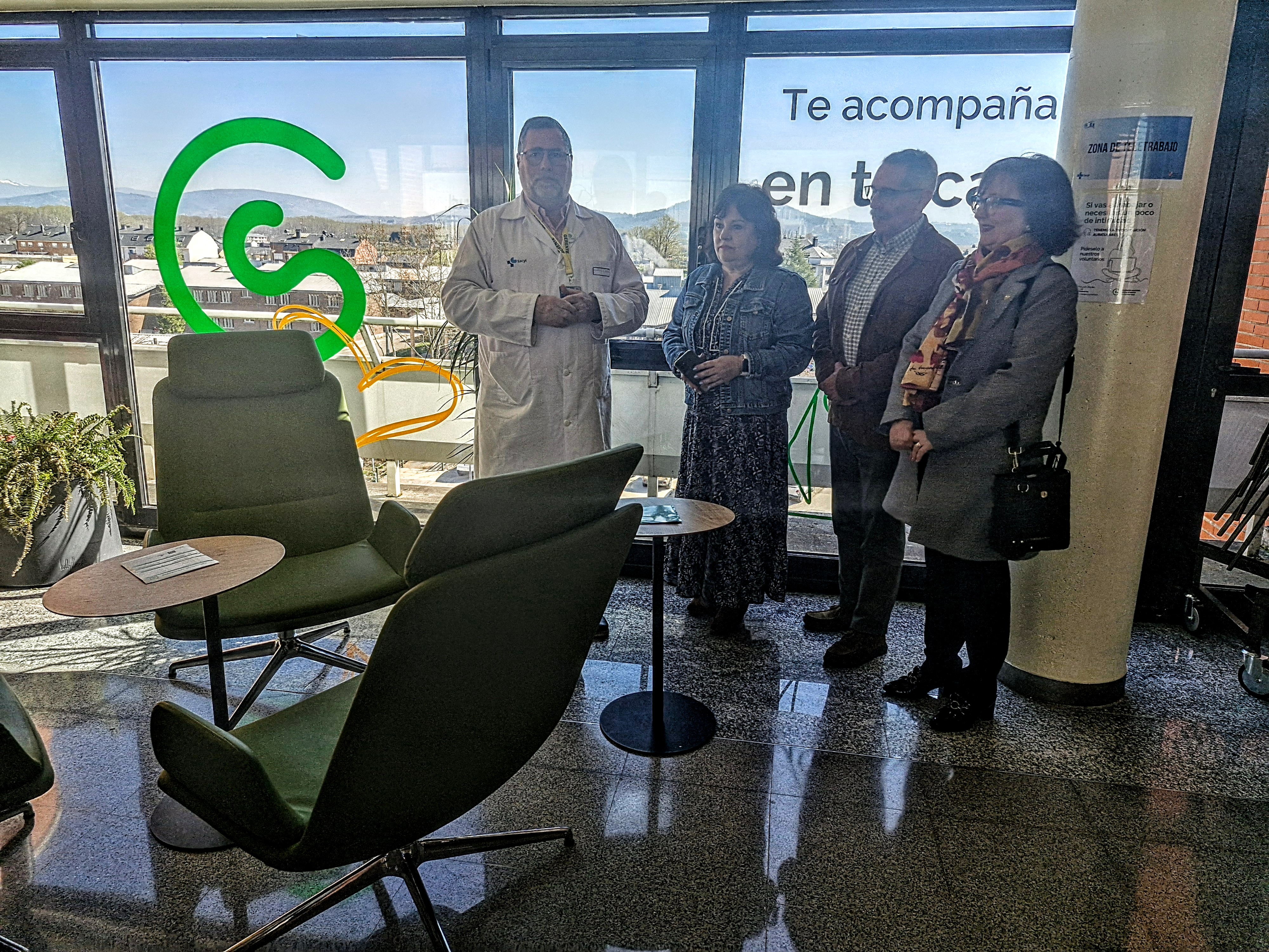 Ortiz de Saracho, Alonso, de Luis y Martín durante la inauguración de la sala de respiro Oncohematológica