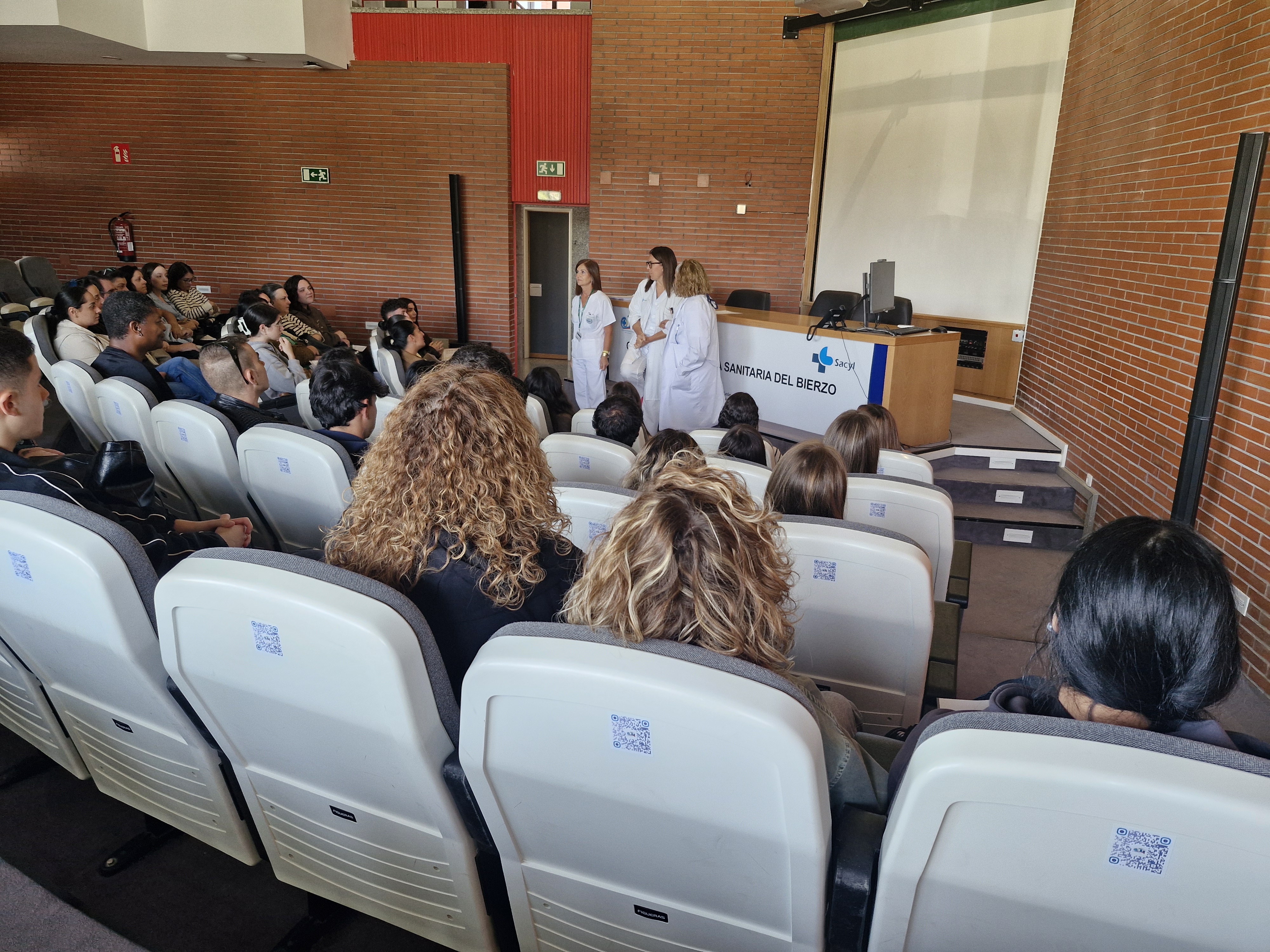 Bazán, Mariñas y Prieto durante la bienvenida a las prácticas de TCAE de 2026 (2)