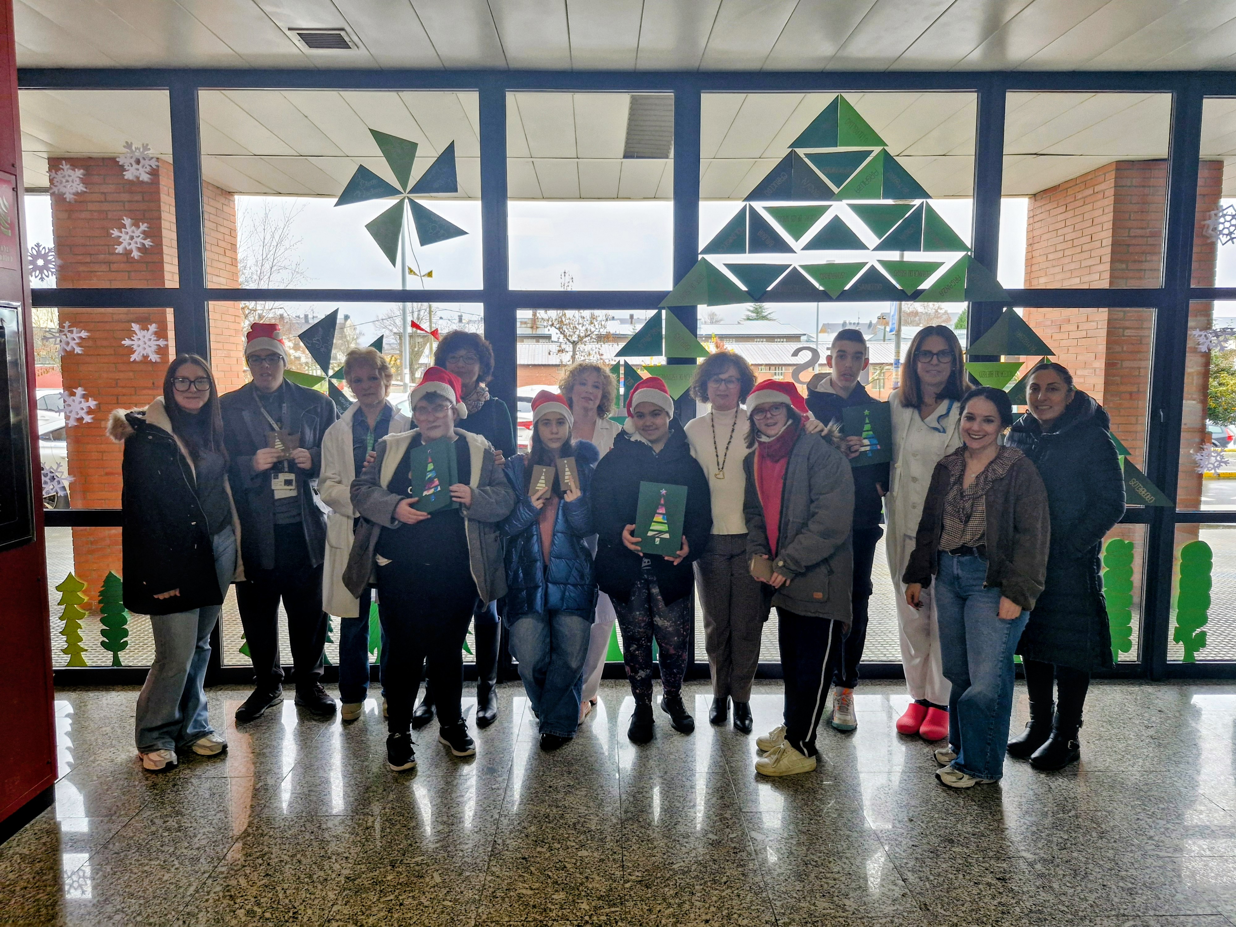 Entrega de tarjetas del CEE Bergidum al Hospital El Bierzo (2)