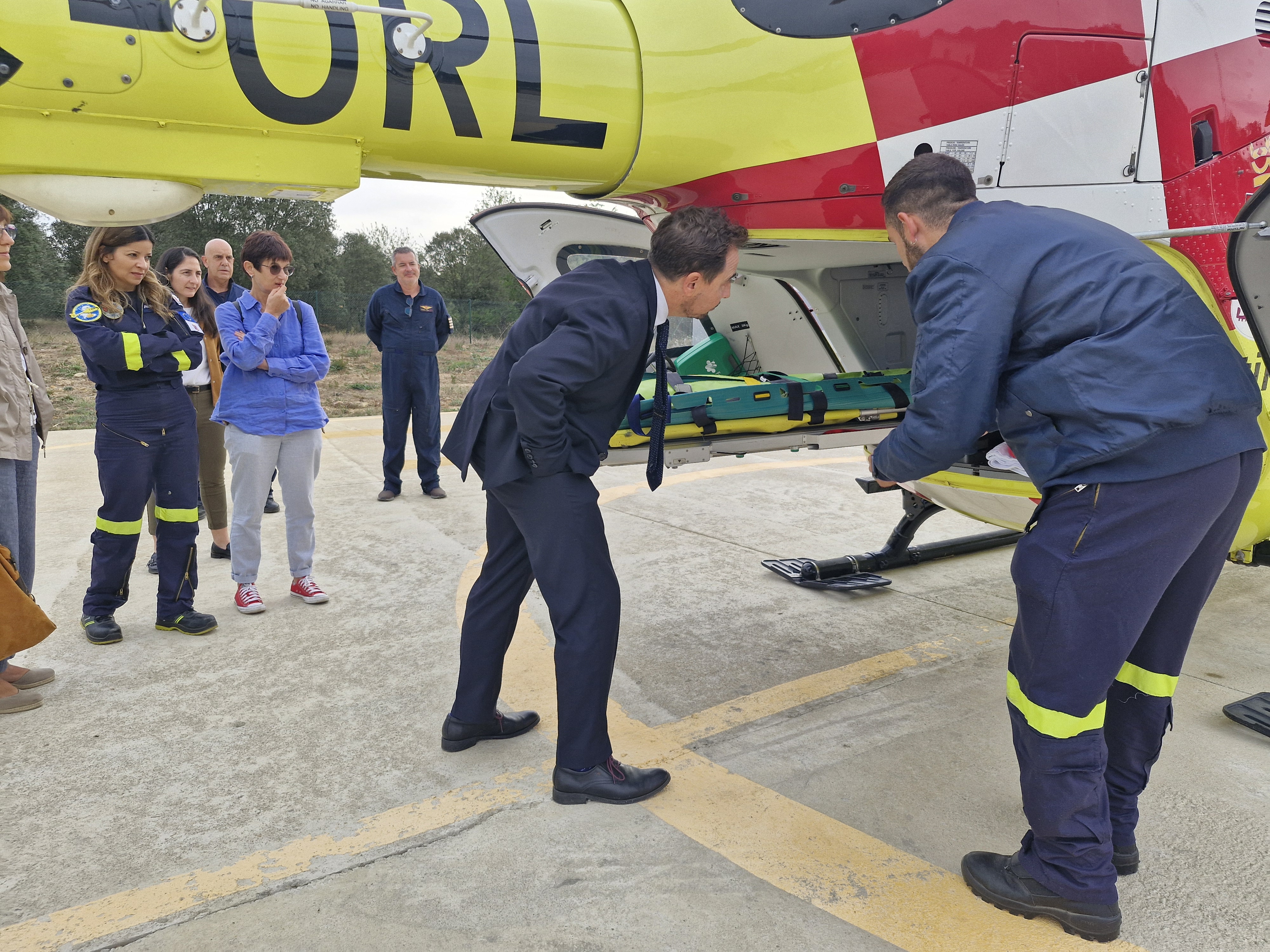 Visita de Gómez de Quero al helicóptero sanitario del Bierzo en la base de Cueto (3)