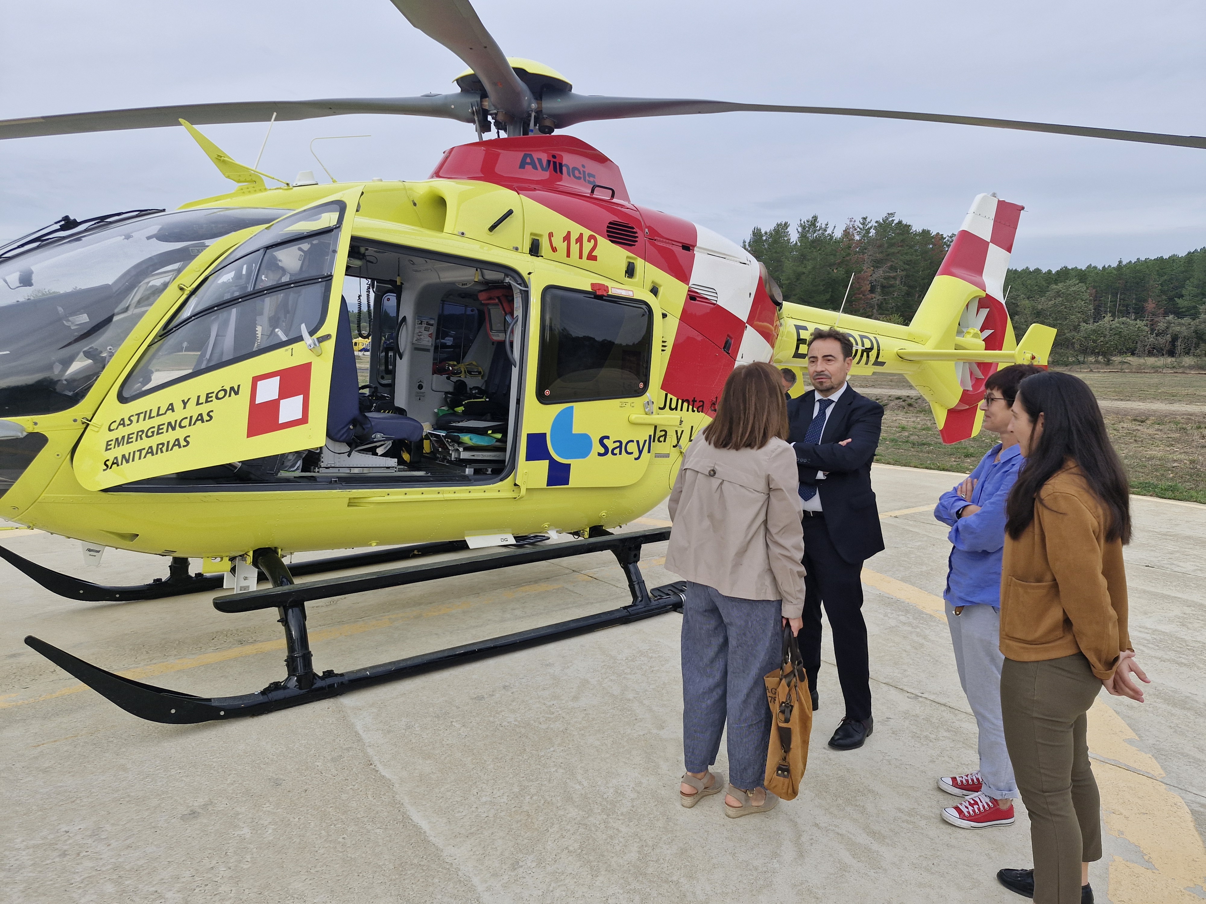Visita de Gómez de Quero al helicóptero sanitario del Bierzo en la base de Cueto (4)