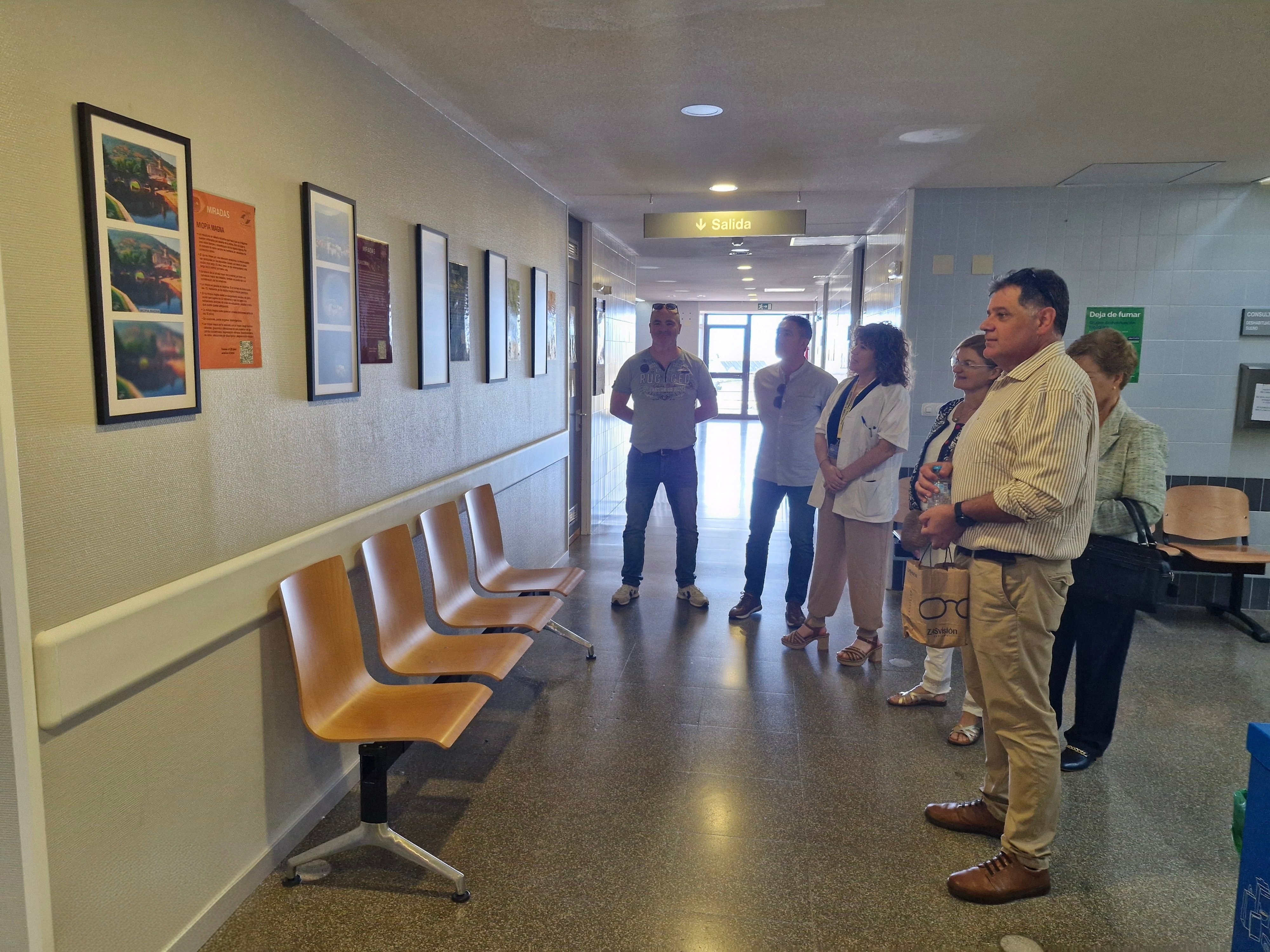 La Asociación Retina Castilla y León visita la exposición 'Miradas' en el Hospital El Bierzo