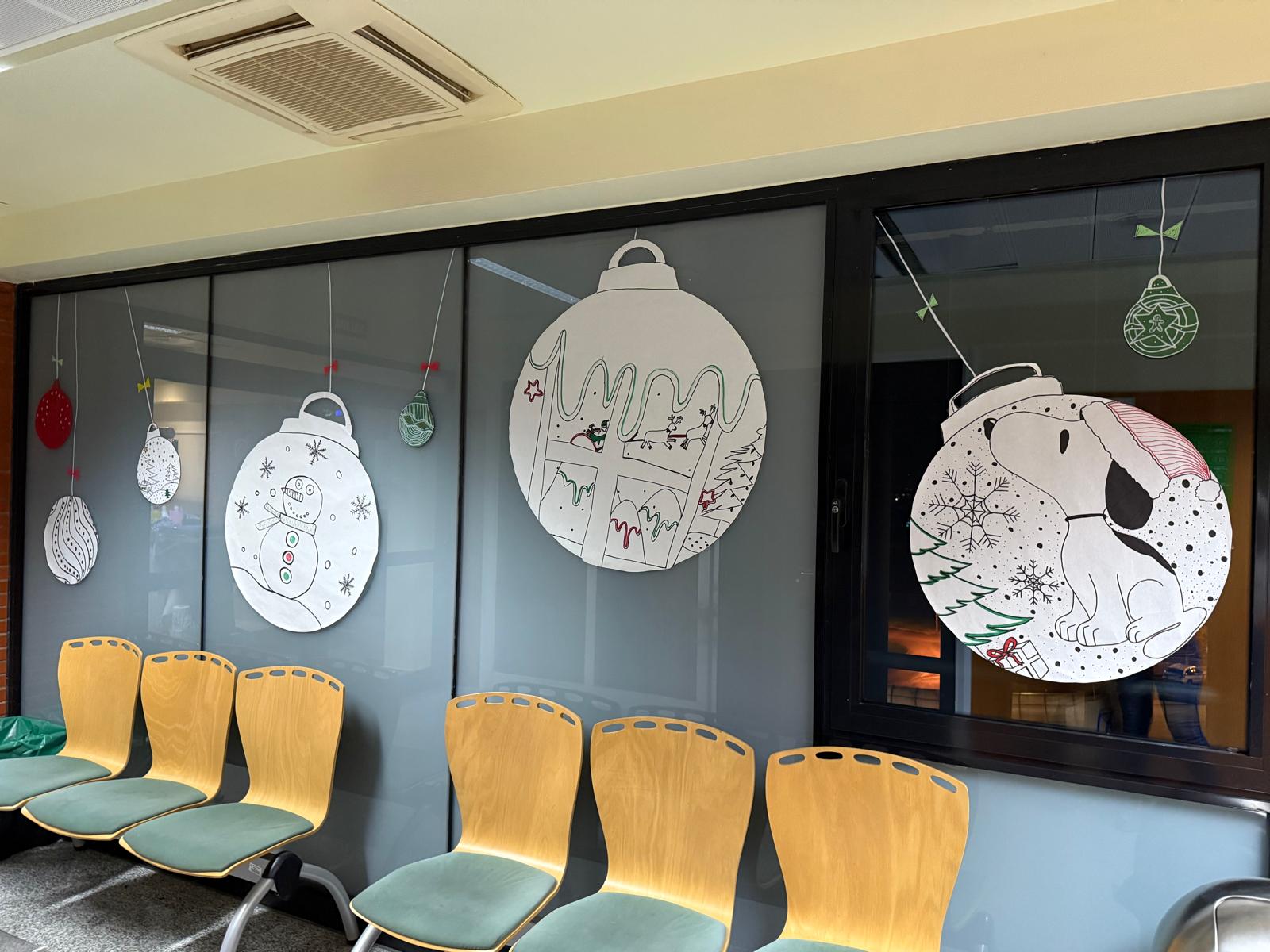Decoración Navidad pasillo oncohematológico 2025 (1)