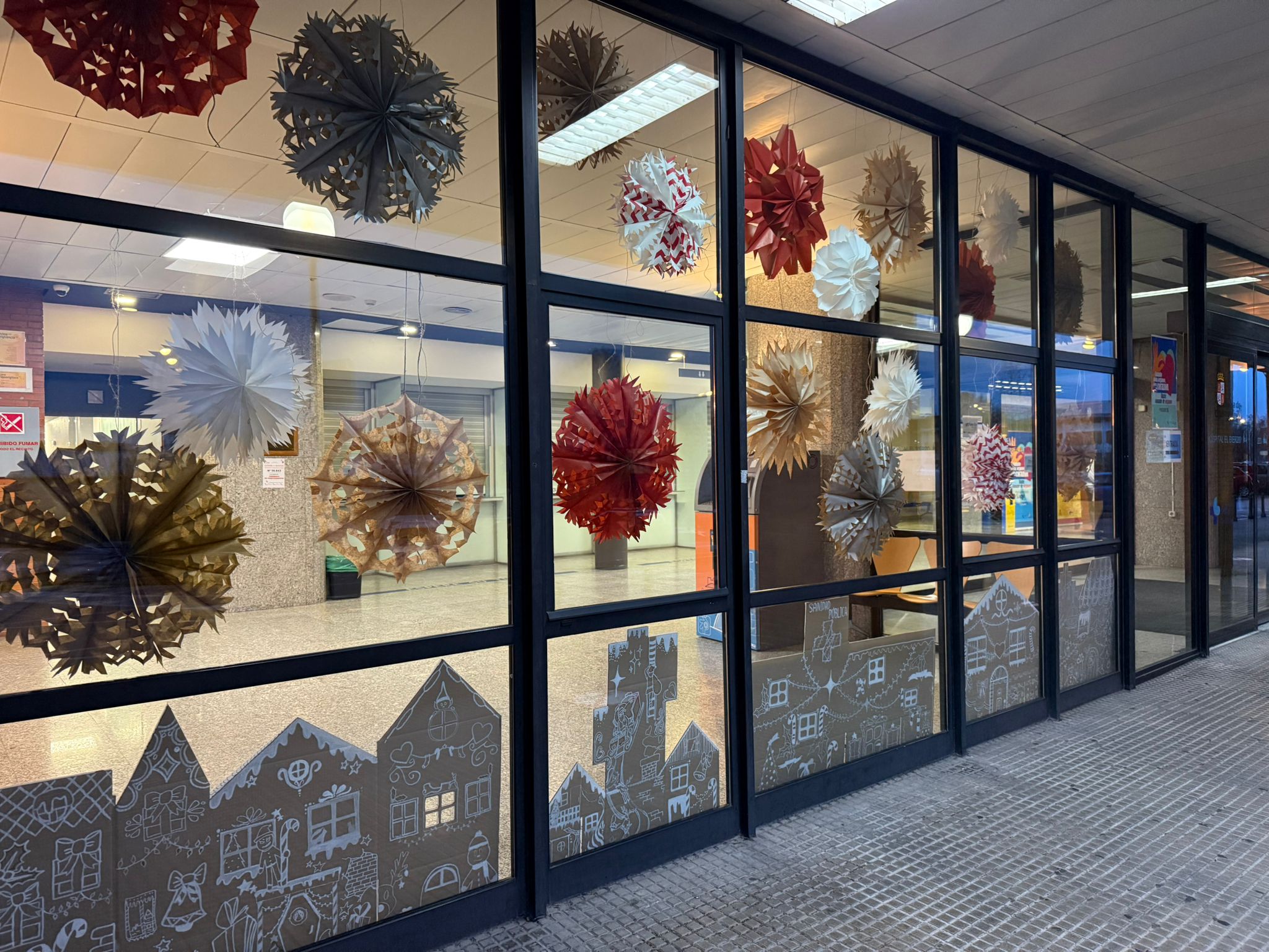 Decoración Navidad entrada principal Hospital El Bierzo 2025 (2)