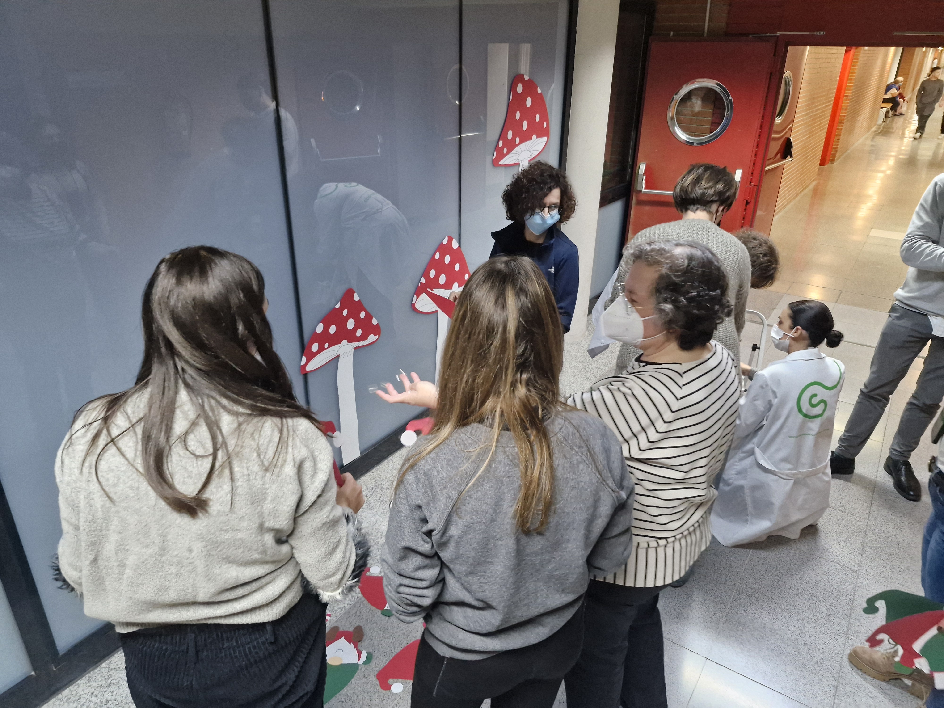 El IES Europa y la Asociación Española Contra el Cáncer de Ponferrada decorando el pasillo de oncohematología (1)