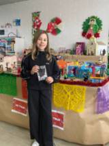 Adriana con una de sus pulseras hechas a mano frente al belén de la Sala de Juegos de Pediatría de la Gasbi