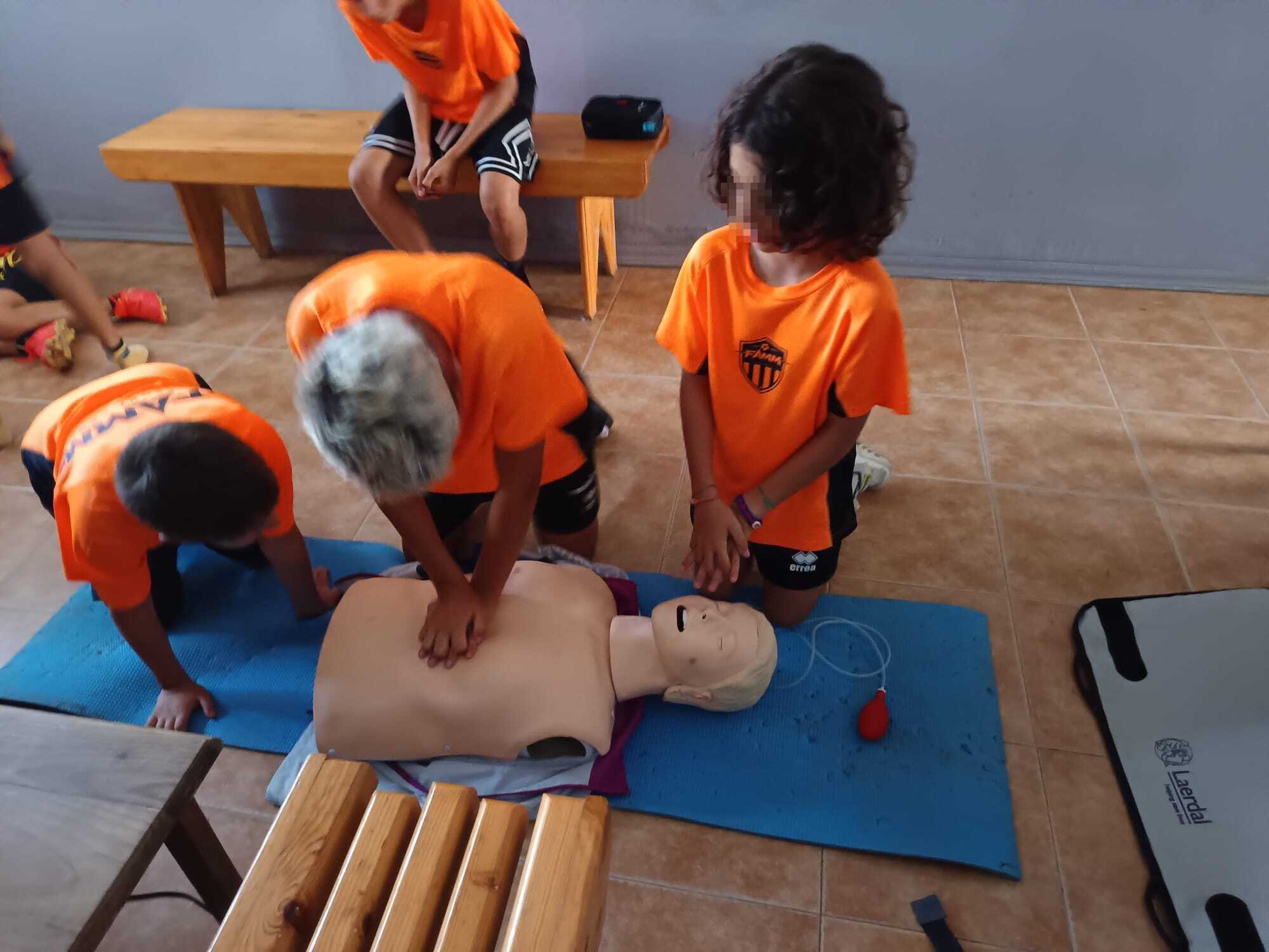 Los participantes del campamento realizando las prácticas del taller de RCP del Centro de Salud de Toreno (2)