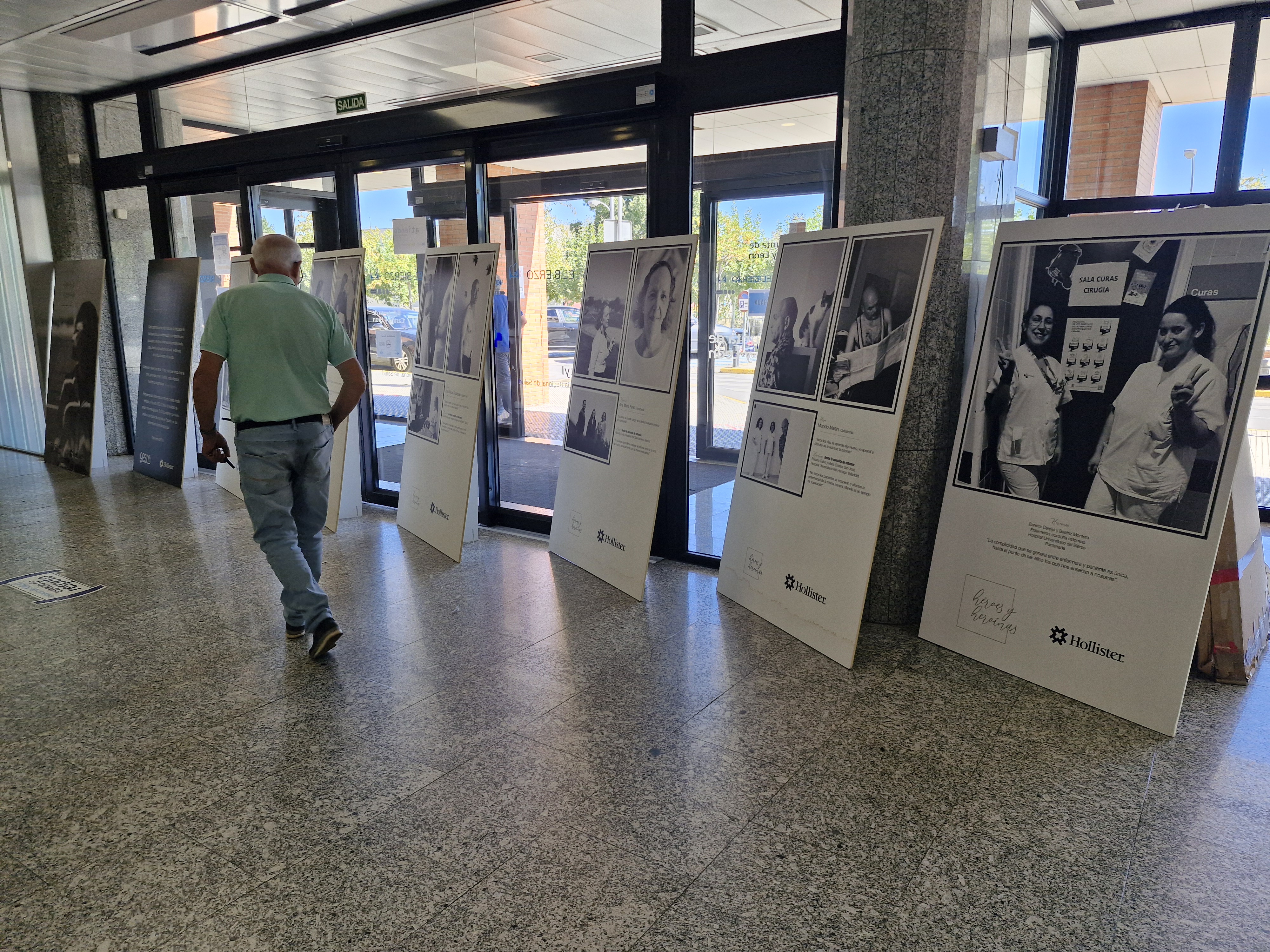 Una persona observa la exposición 'Héroes y Heroínas' en el vestíbulo principal del Hospital El Bierzo