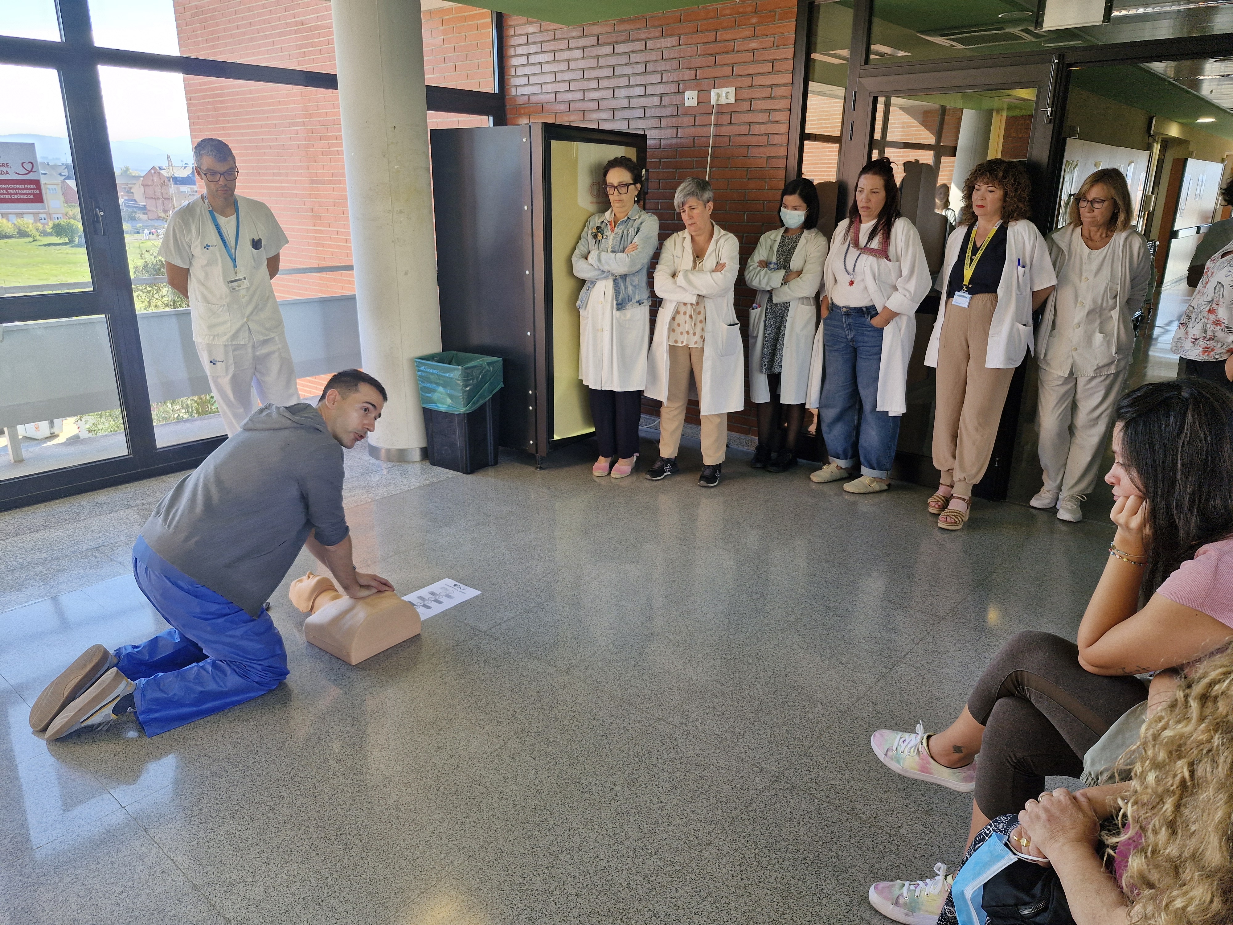 Taller de RCP en el Servicio de Cardiología del Hospital El Bierzo con motivo del Día Mundial de Concienciación ante la Parada Cardiaca (5)
