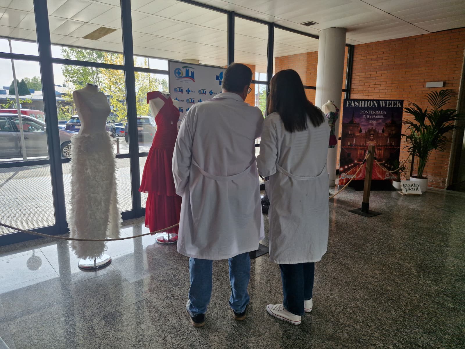 Profesionales de la Gasbi mirando la exposición (2)