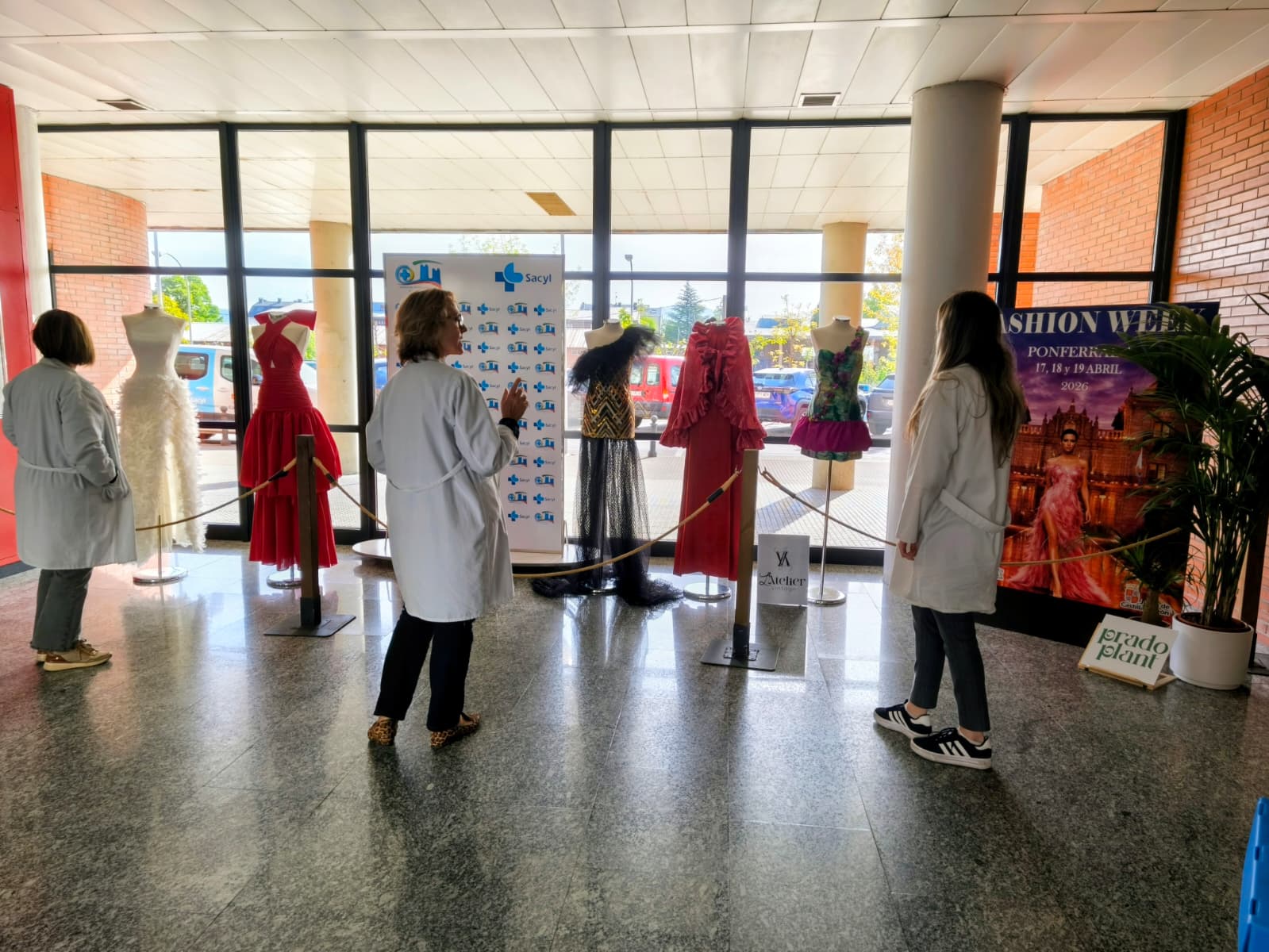 Exposición de la Ponferrada Fashion Week en el hall del Hospital El Bierzo (2)