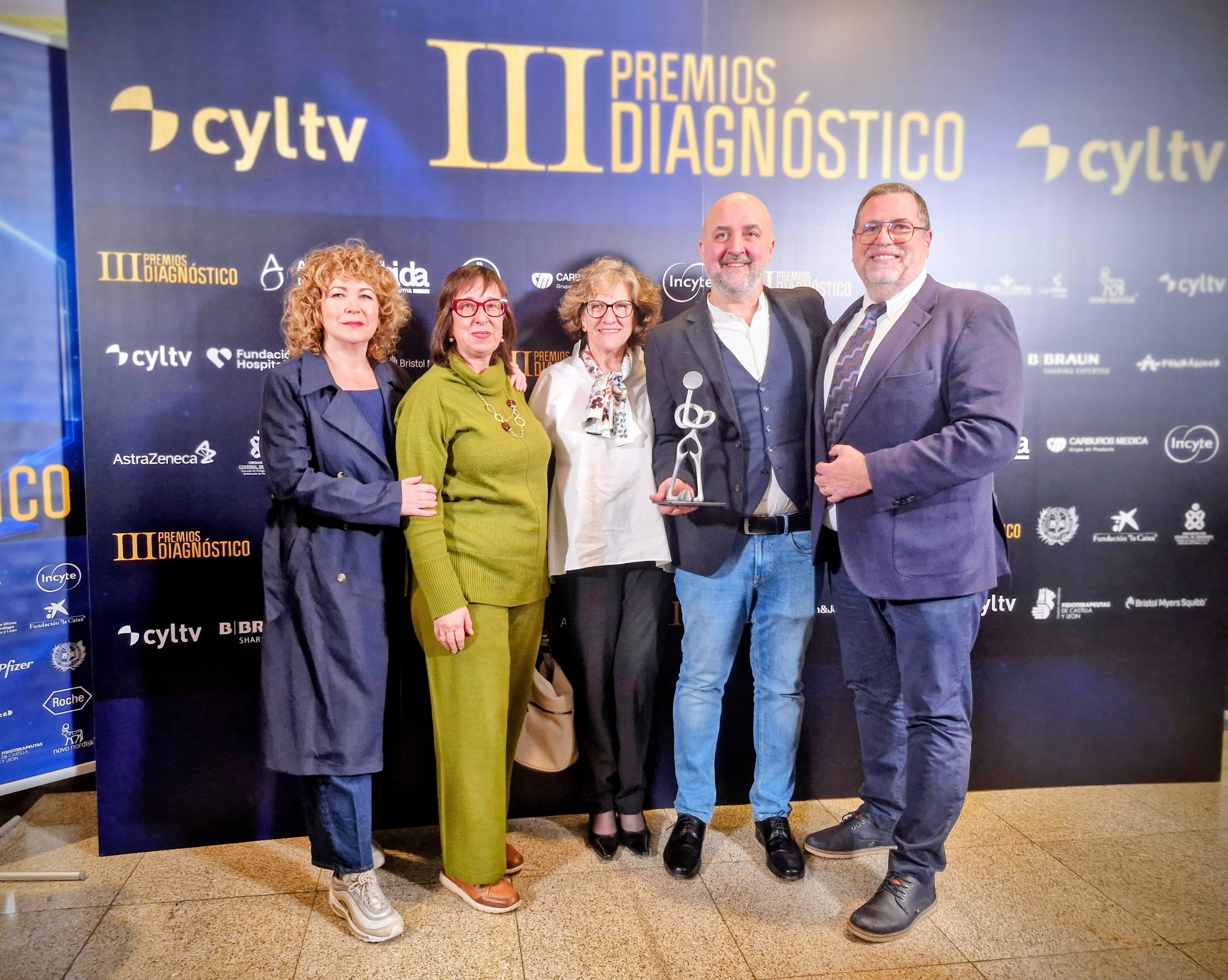 Los doctores Buelta, Rodríguez, Menéndez, de Cabo y Ortiz de Saracho con el Premio Diagnóstico a Mejor Iniciativa Médica 2026