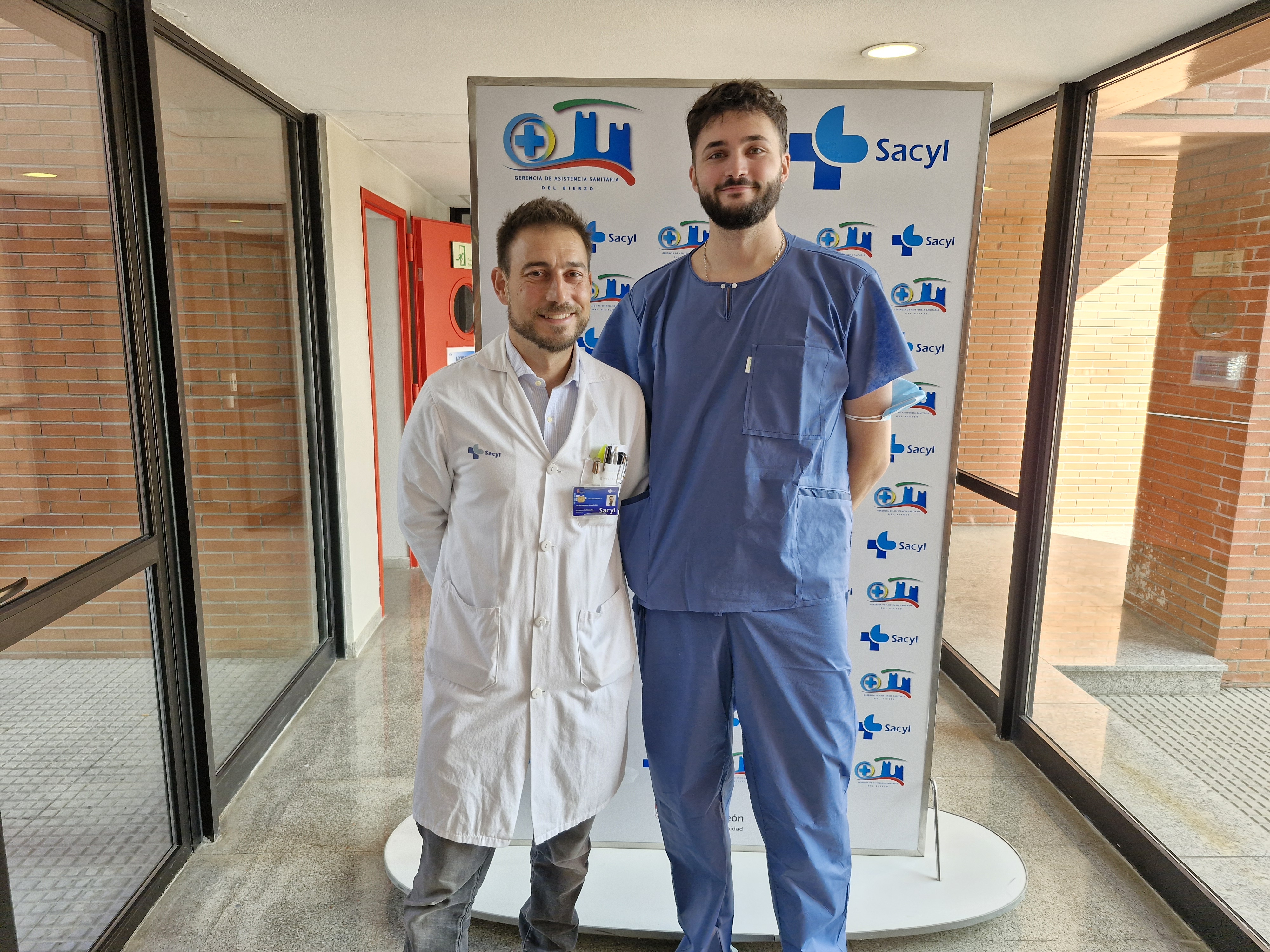El jefe del Servicio de Urología de la Gasbi, Óscar Miranda y el residente Jorge Esteban (2)