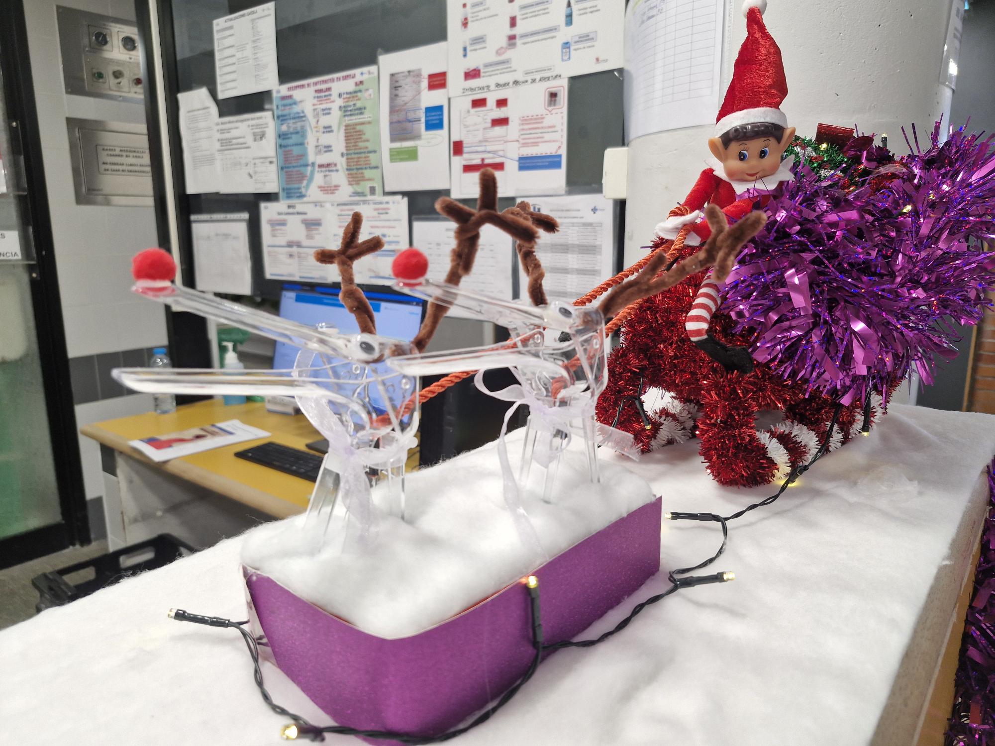 Elfo de Ginecología tirando del trineo