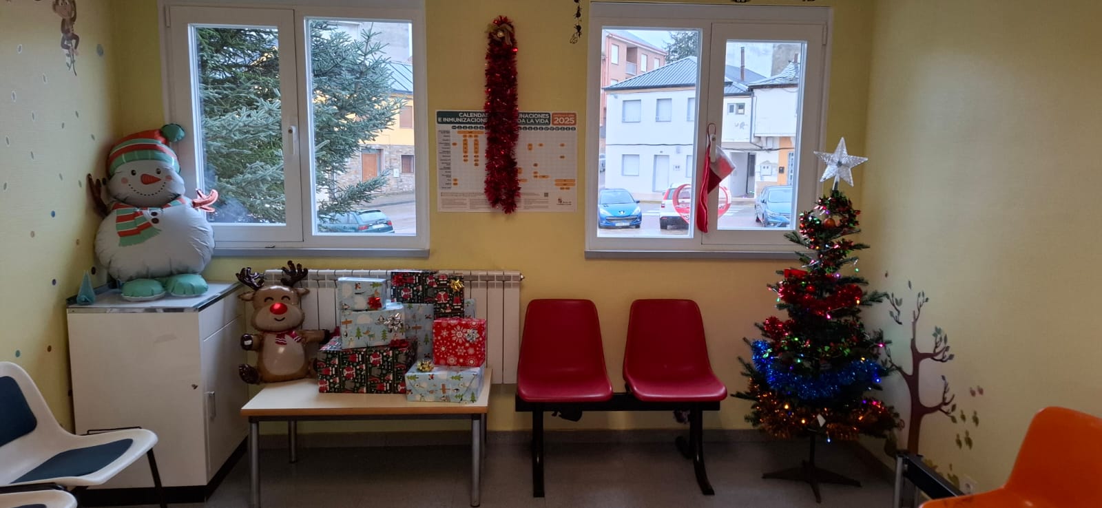 Muñeco de nieve y reno hinchable Centro de Salud de Fabero