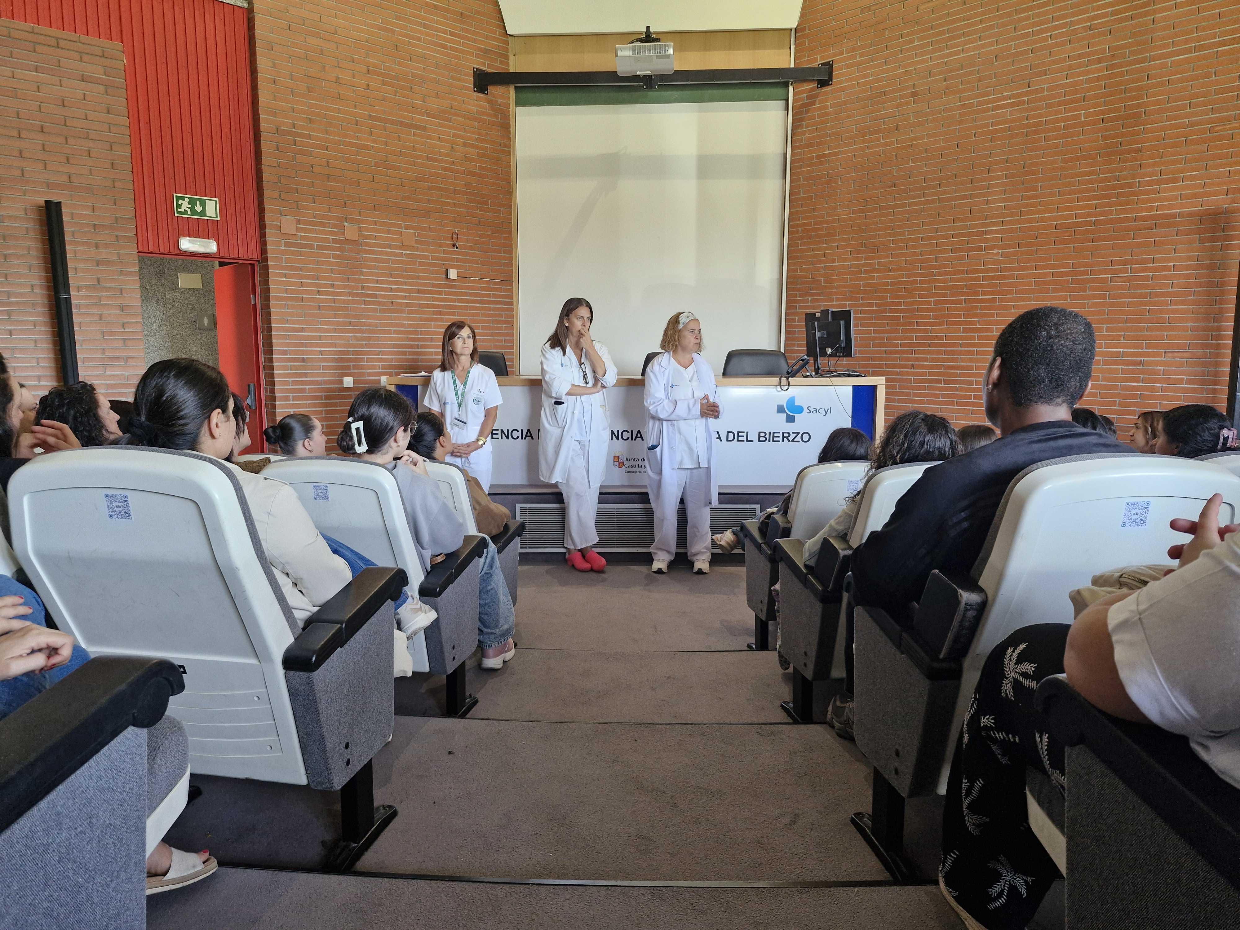 Bazán, Mariñas y Prieto durante la bienvenida a las prácticas de TCAE de 2026 (1)