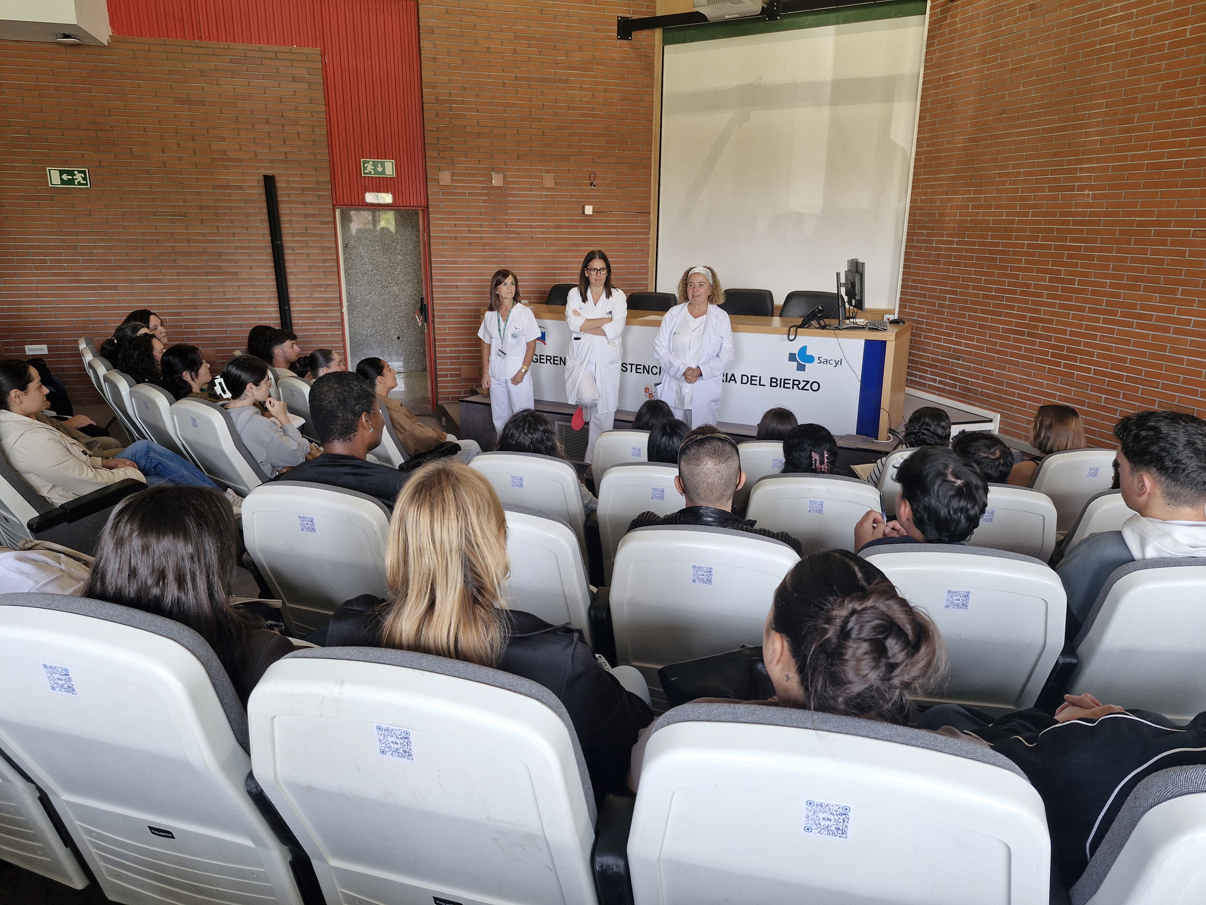 Bazán, Mariñas y Prieto durante la bienvenida a las prácticas de TCAE de 2026 (3)