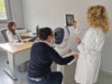 Una paciente de la Gasbi realiza las pruebas de retinopatía diabética en el Centro de Salud Ponferrada II (3)