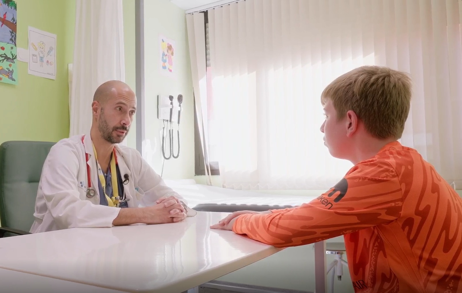 Momento del Cole Tour con el doctor Arias