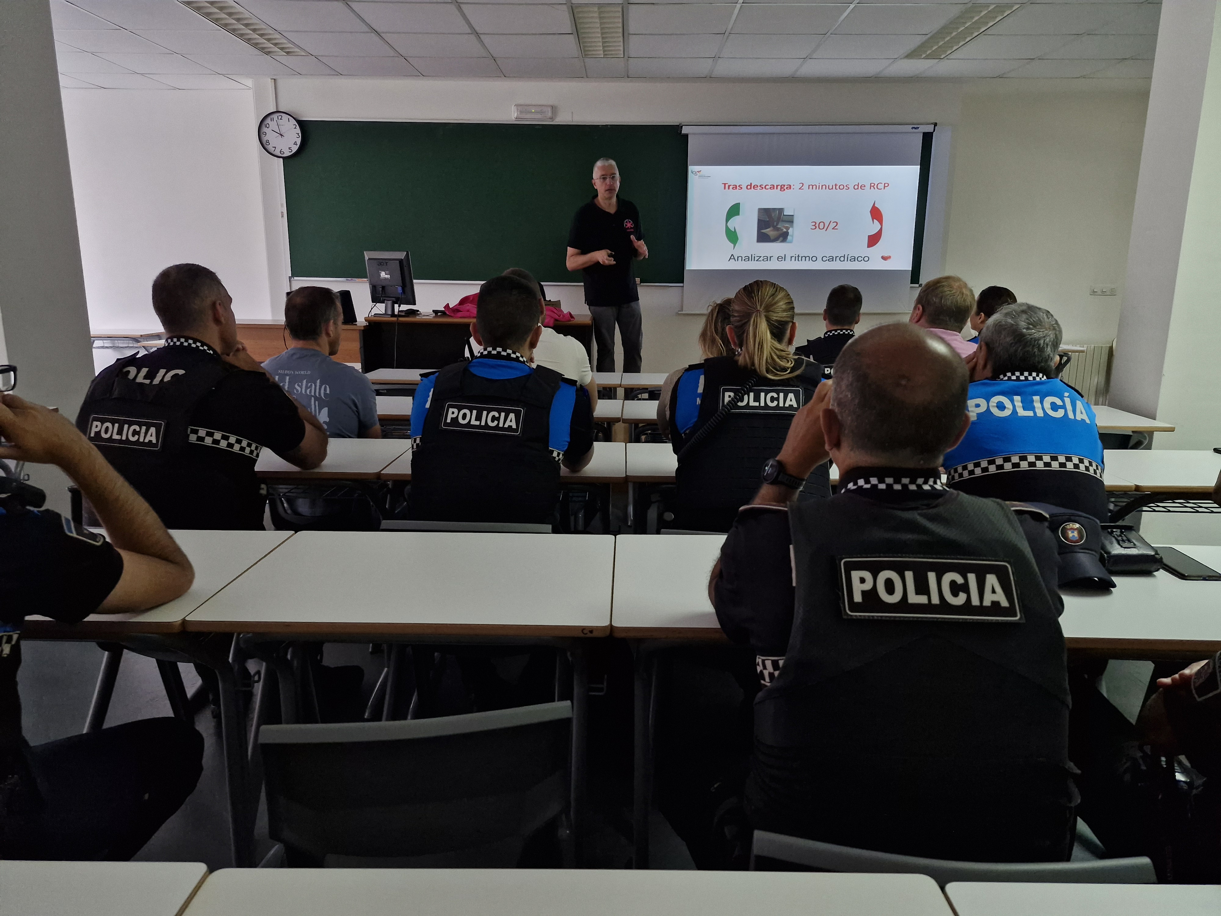 La Policía Municipal de Ponferrada atiende al curso de RCP y DEA de la Gasbi (1)