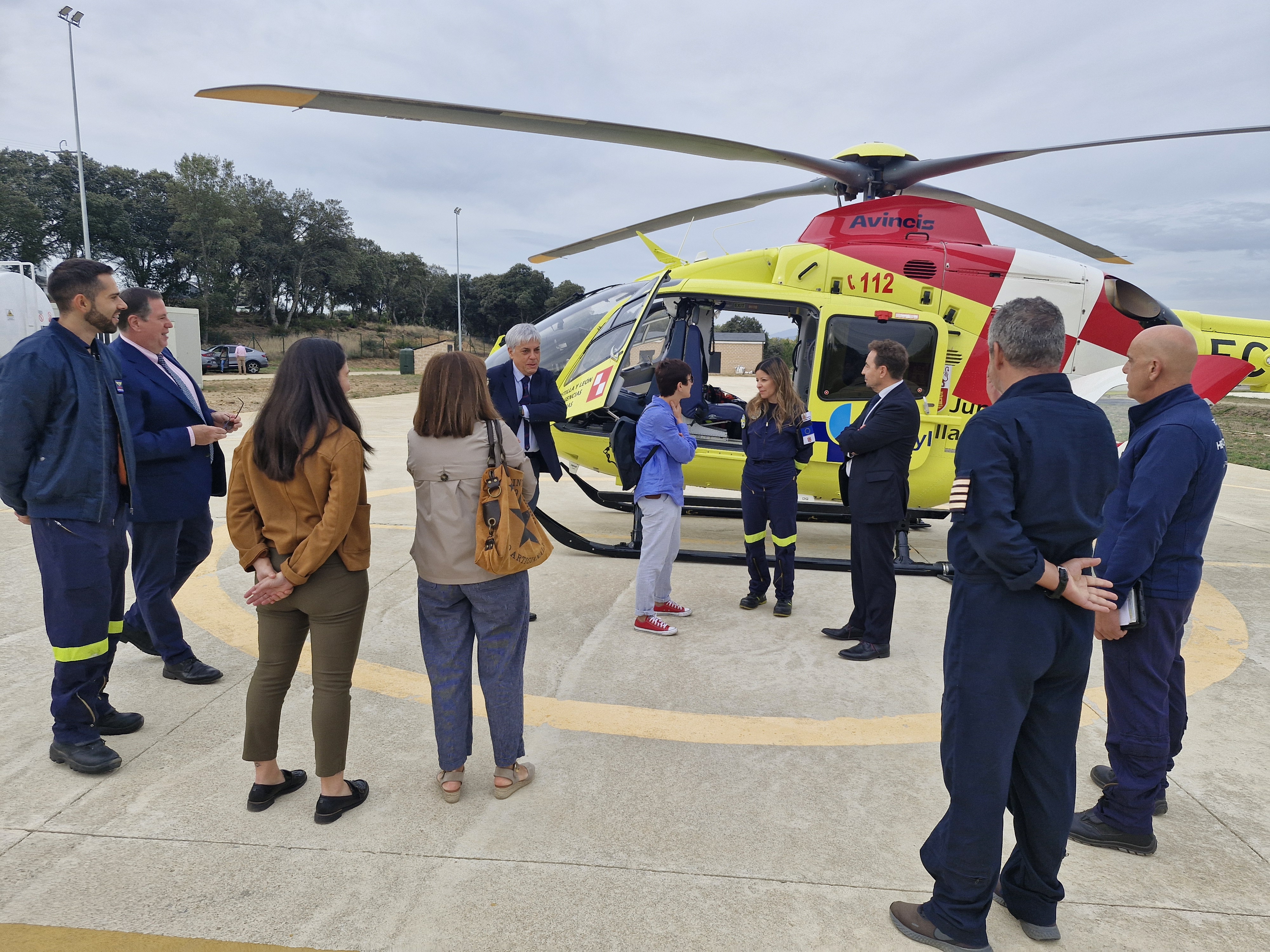 Visita de Gómez de Quero al helicóptero sanitario del Bierzo en la base de Cueto (2)