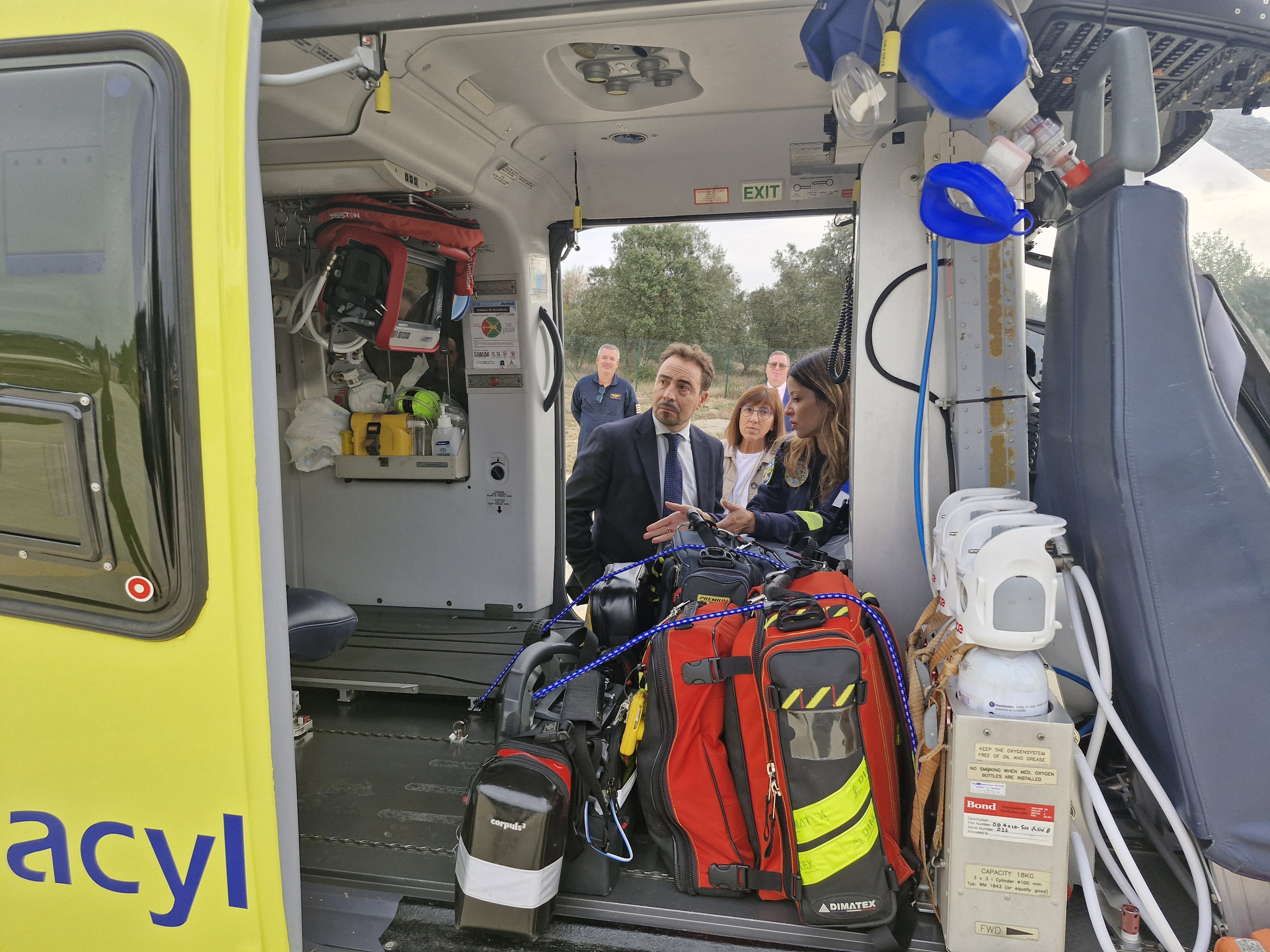 Visita de Gómez de Quero al helicóptero sanitario del Bierzo en la base de Cueto (5)
