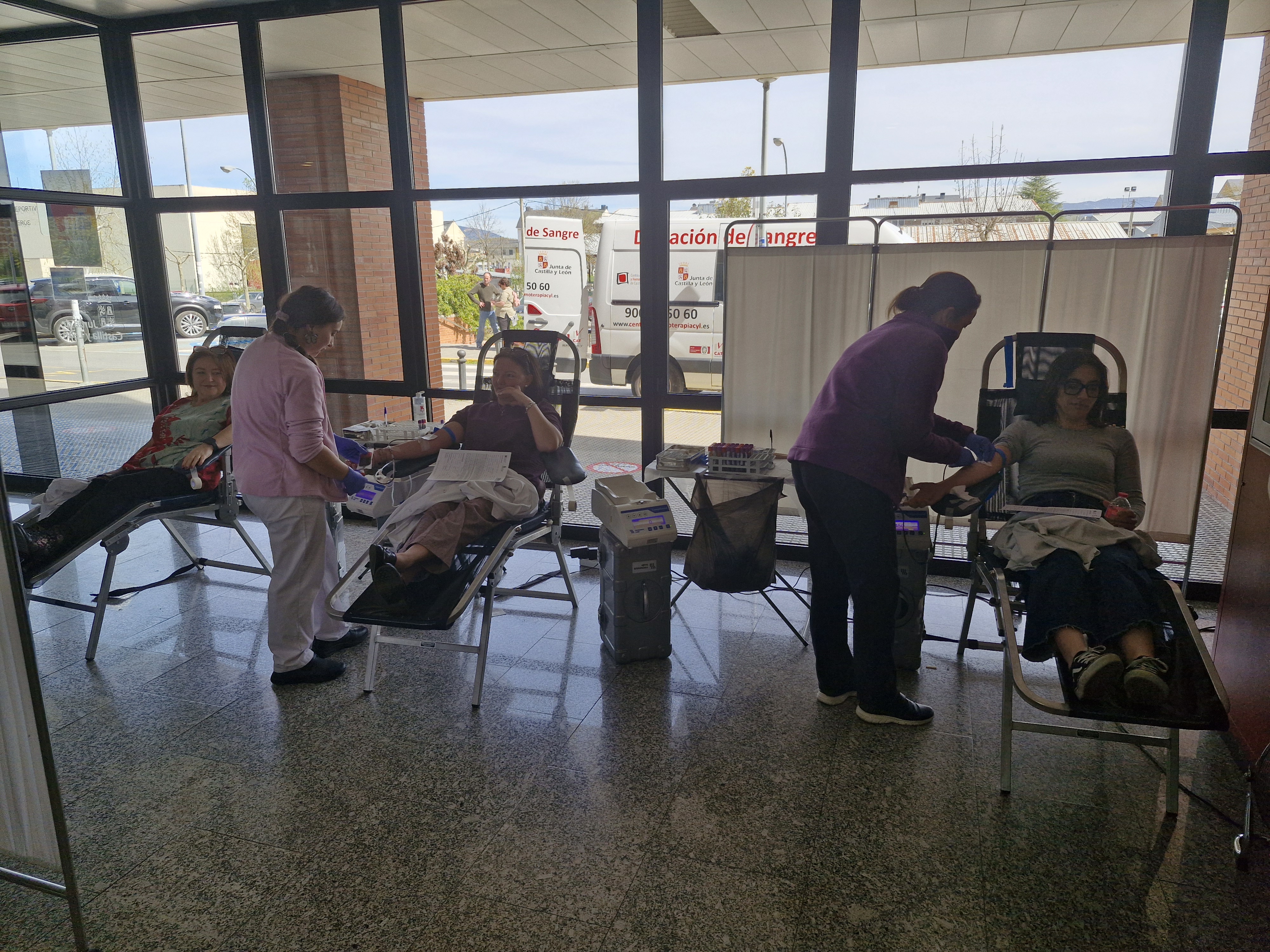 Donantes en el vestíbulo del Hospital El Bierzo (3)