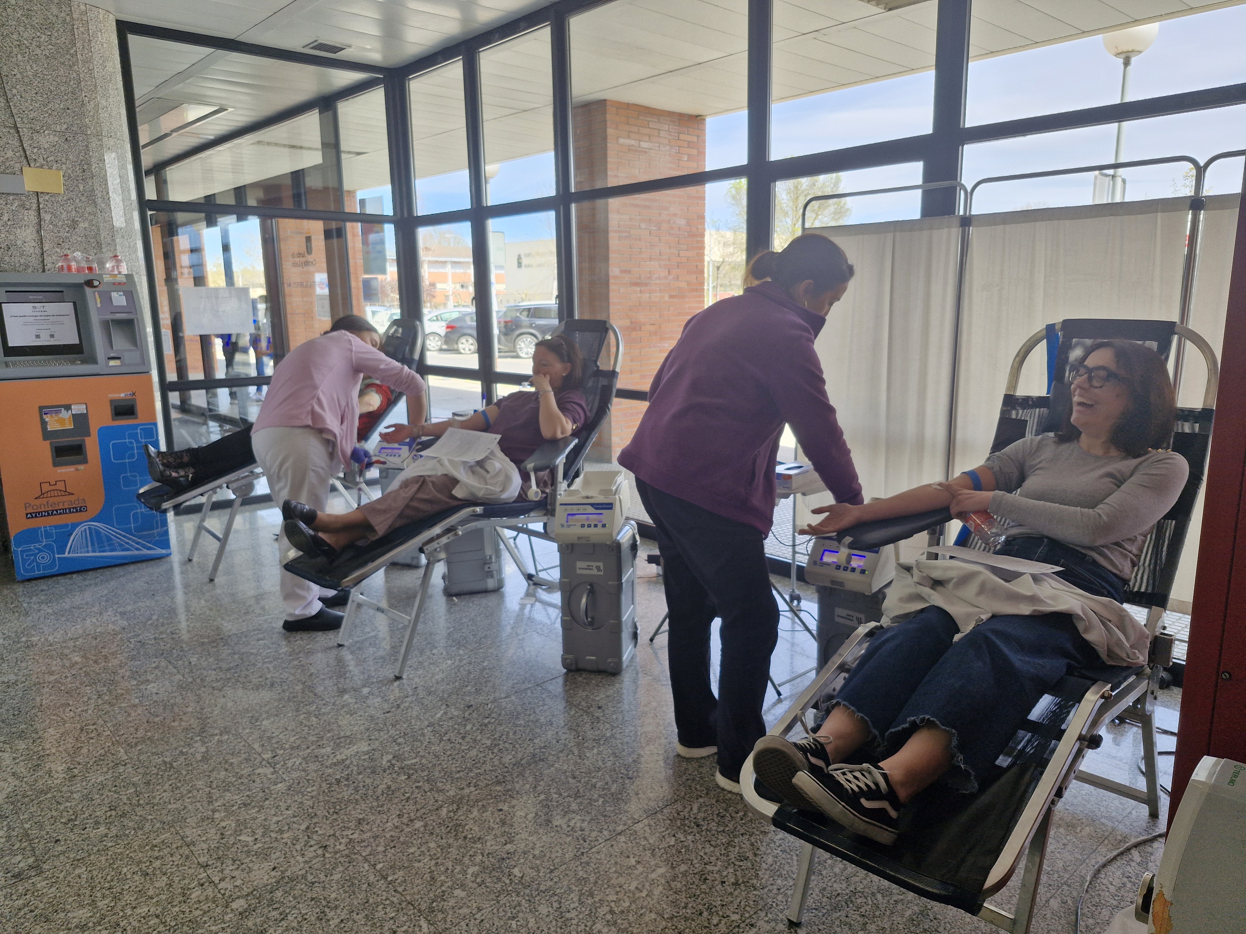 Donantes en el vestíbulo del Hospital El Bierzo (2)