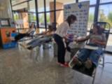 Tres jóvenes donando en la maratón del 18 de septiembre en el Hospital El Bierzo