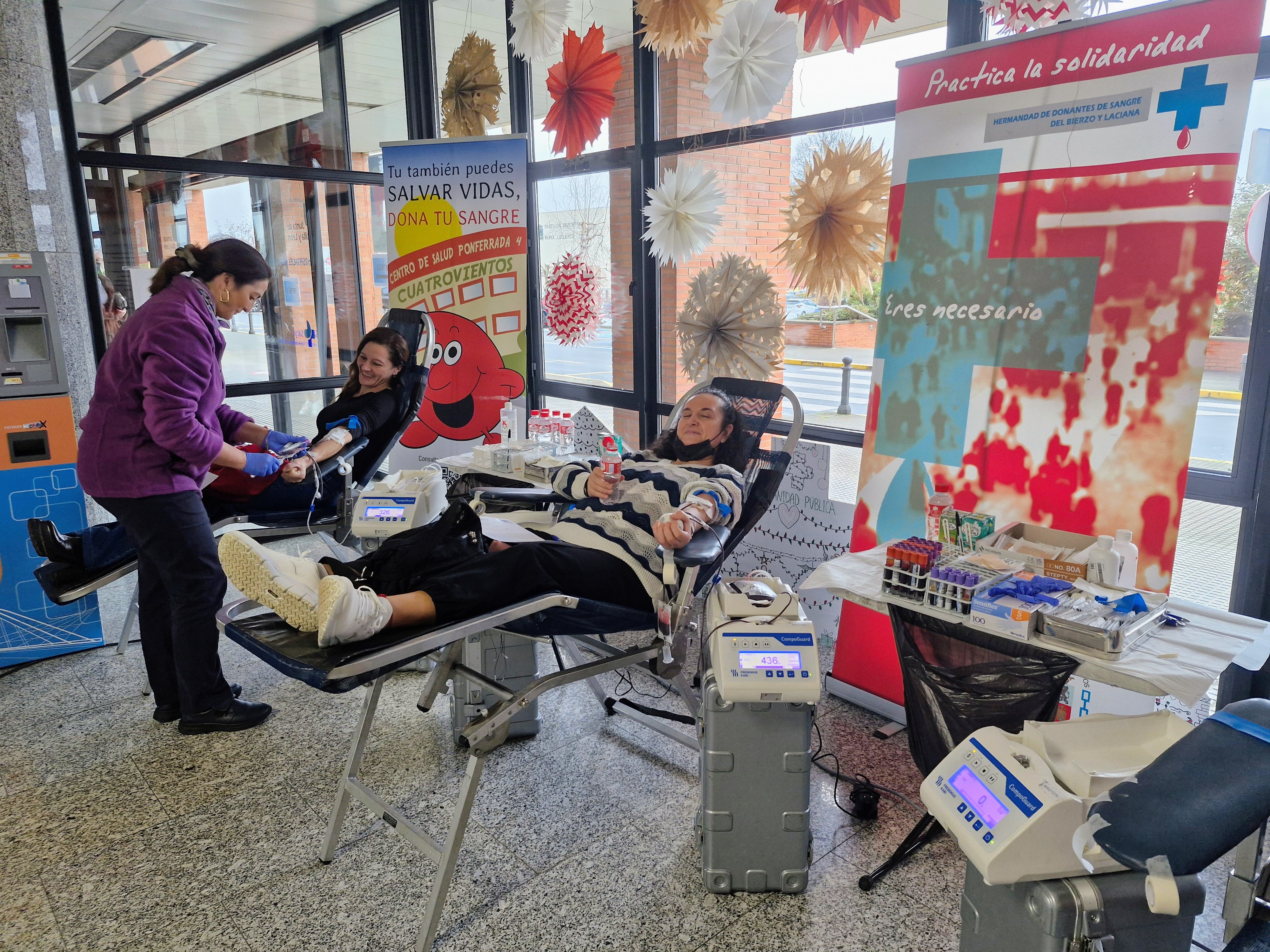 Dos personas en el maratón del Hospital El Bierzo donando sangre por primera vez
