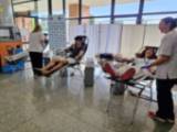 Donantes durante la maratón del viernes 26 de junio en el vestíbulo principal del Hospital El Bierzo