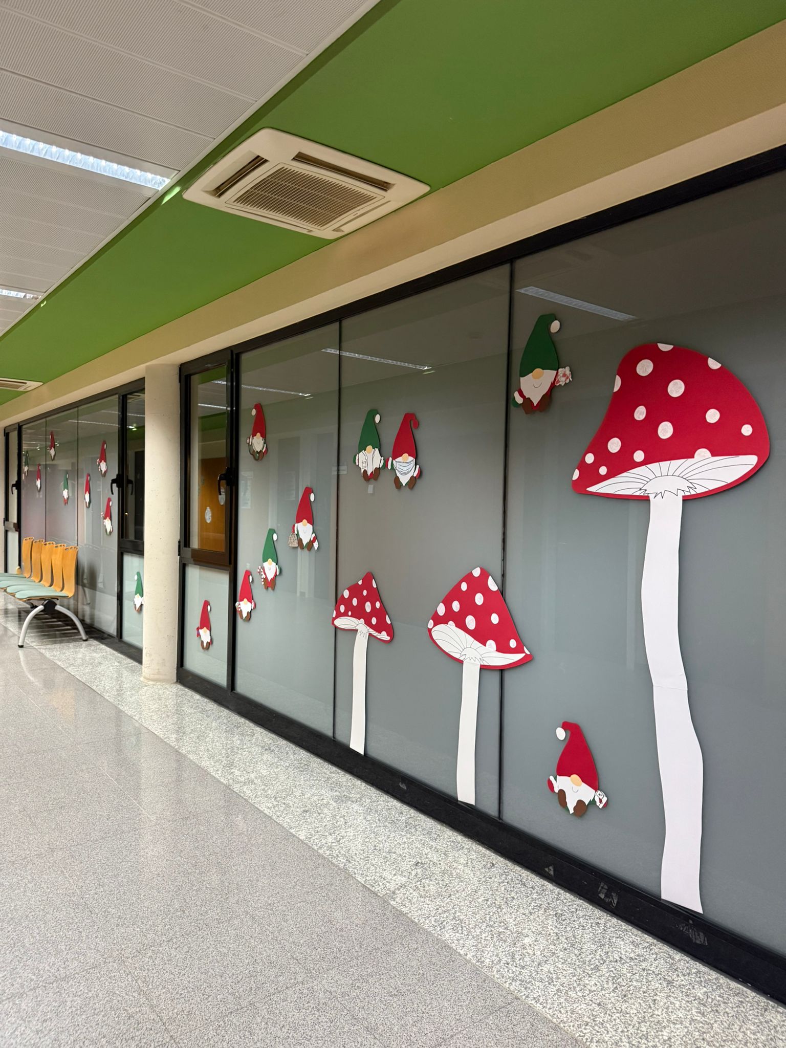 Decoración Navidad pasillo oncohematológico 2025 (2)